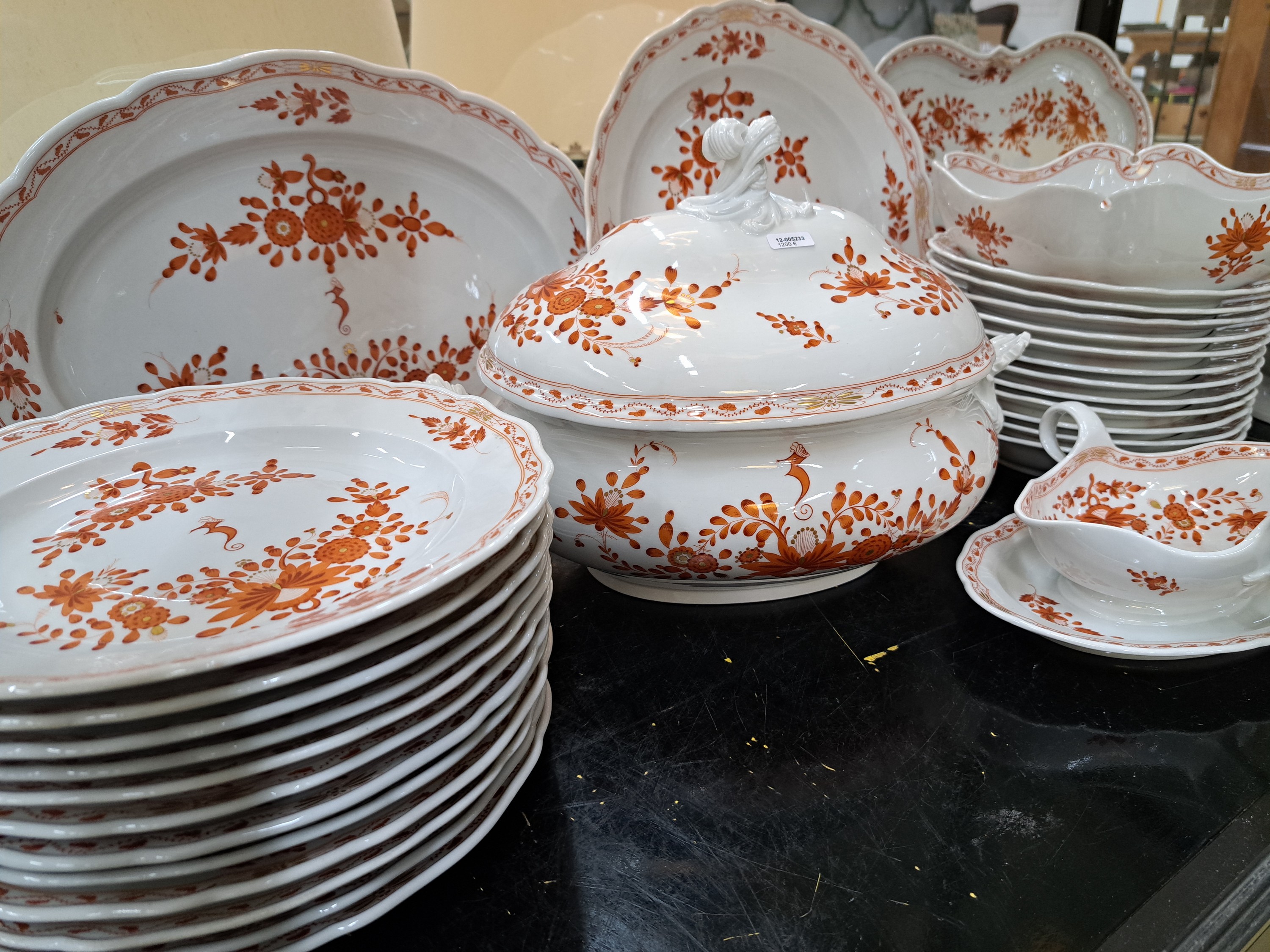 Detail g: Umfangreiches Tafelservice, Meissen, 1930er Jahre, für 12 Personen, indisch Koralle, golden gehöht, Spezialedition zu einer bibliophilen-Tagung ...
