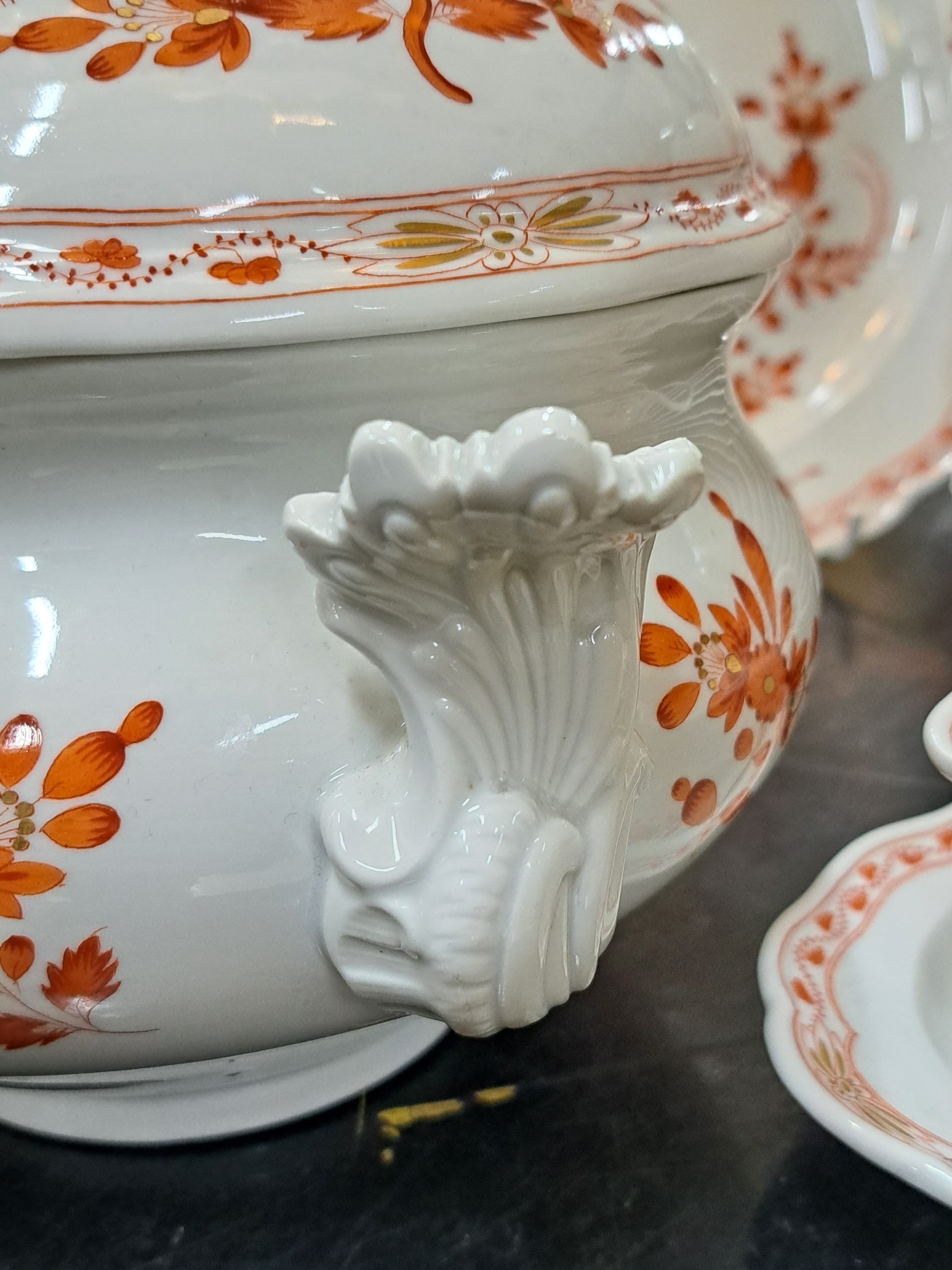 Detail i: Umfangreiches Tafelservice, Meissen, 1930er Jahre, für 12 Personen, indisch Koralle, golden gehöht, Spezialedition zu einer bibliophilen-Tagung ...