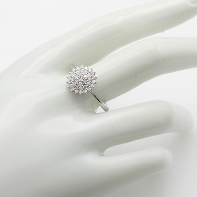 27011500b - Ring mit Brillanten, WG 585/000, runder Ringkopf bes. m. Brill. zus. ca. 0.50 ct ...