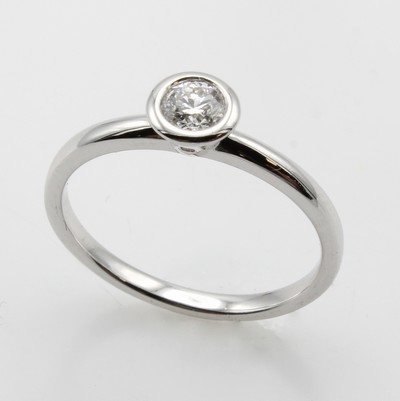 27011518a - Ring mit Brillantsolitär, WG 585/000, Brill. in Zargenfassung ca. 0.30 ct Weiß/si, RW ...