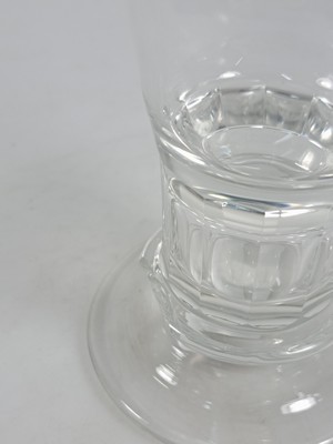 27011523b - 36-tlg. Trinkglasservice, Lobmeyr, Wien, 6 Personen, farbloses Kristallglas, facett. ...