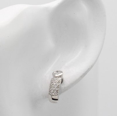 27011529a - Paar Steckcreolen mit Brillanten, WG 585/000, 2 Solitäre u. Besatzbrill. zus. ca. 0.35 ...