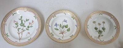 27011576a - 3 kleine Teller, Royal Copenhagen, Flora Danica, Viola umbrosa; Draba Hirta Oed. D. 14.3 ...