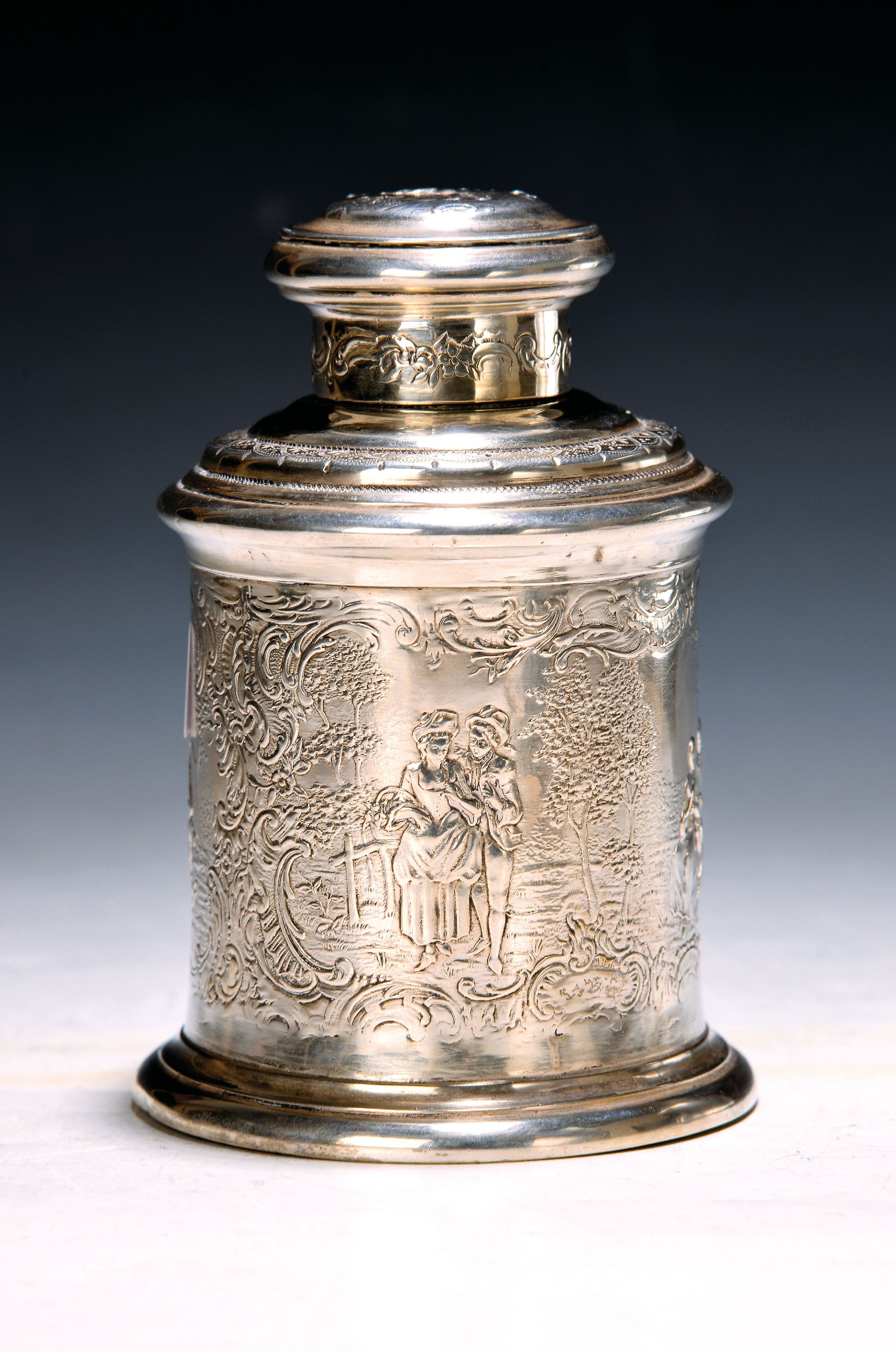Image 27011673 - Teedose, Lübeck, ausgehendes 18.Jh., Silber, runde Dose mit Deckel, reiche Reliefzier, ...