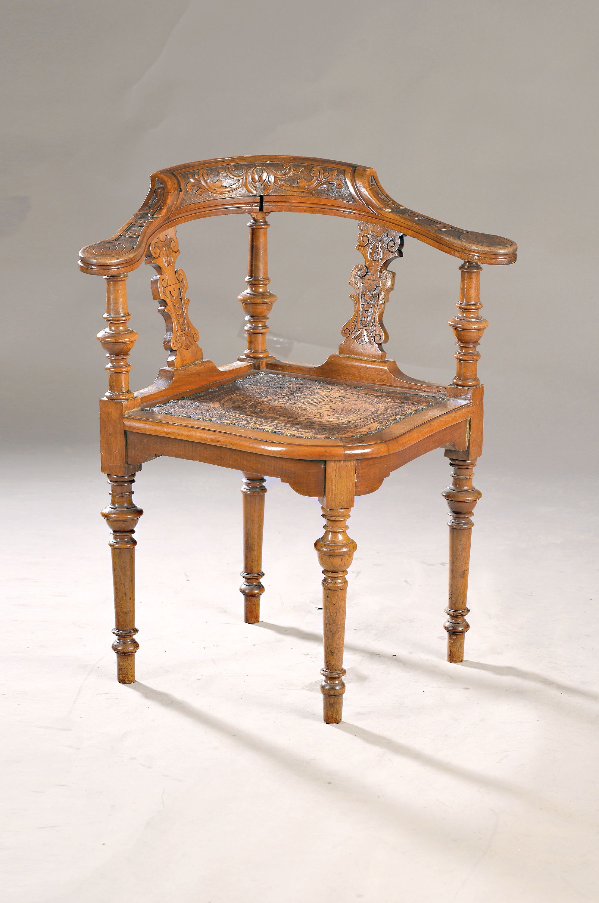 Image 27011674 - Eckstuhl, Historismus, um 1880, Nussbaum massiv, Beine und Rückenlehne gedrechselt und ...