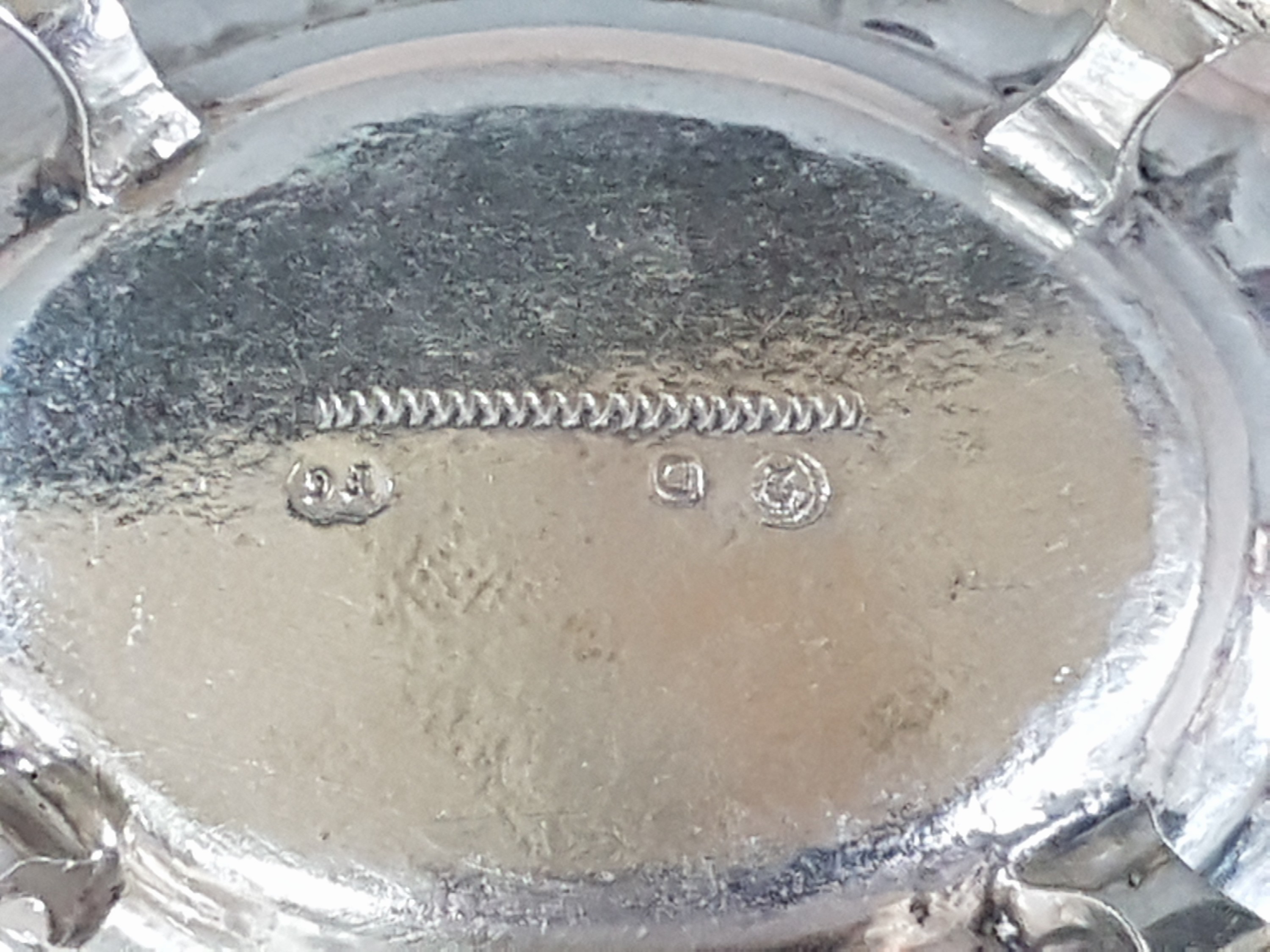 Detail f: Barocke Zuckerdose, Breslau, 1737-45, Meister FG, Silber, godronierte Form, auf vier gerollten Füßen, best., Johanneskopfmarke Rosenberg 1372, ...