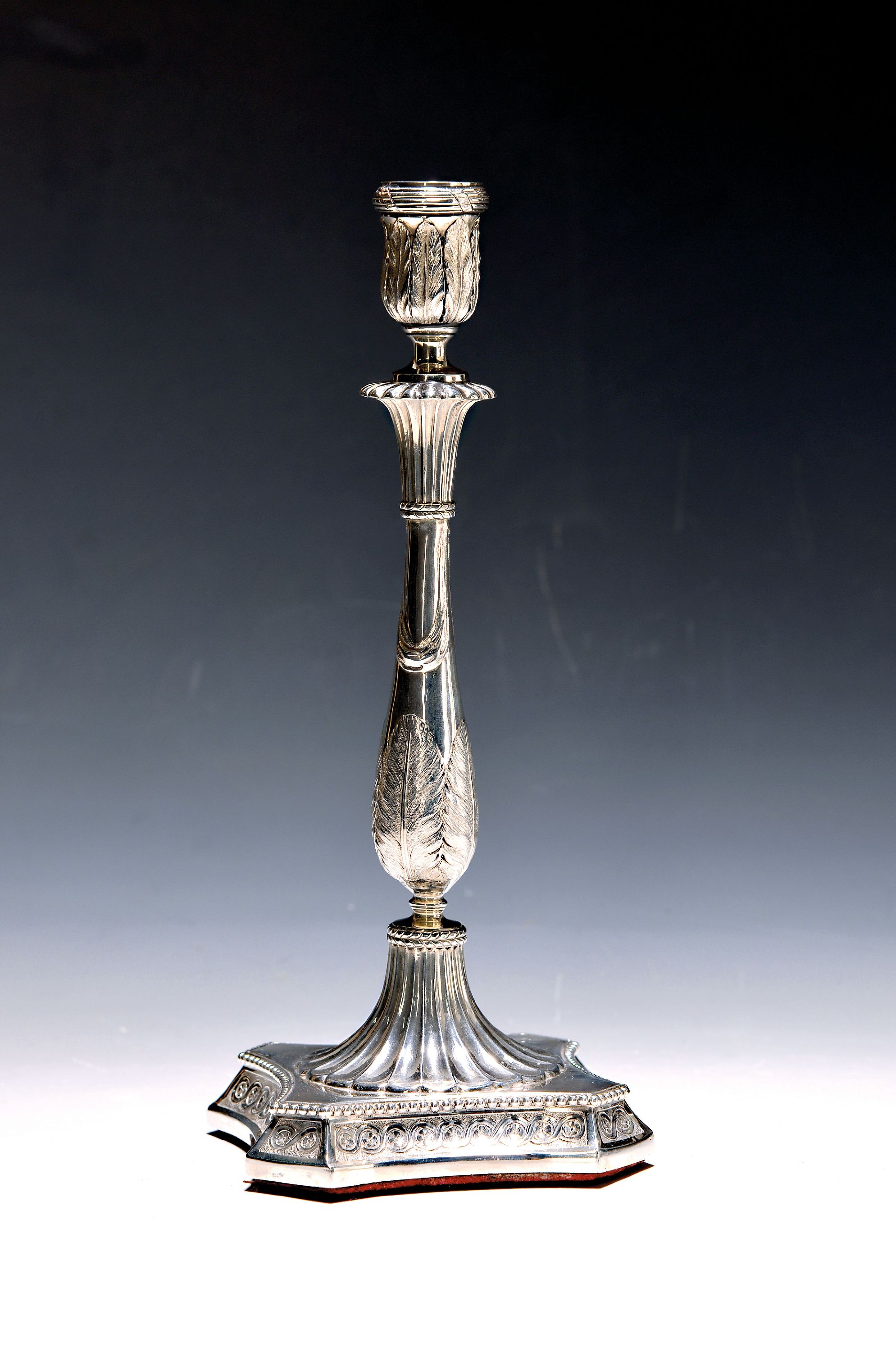 Image 27011676 - Klassizistischer Leuchter, London, 1792, Silber, graviertes Wappenmotiv Hand mit Blume, ...