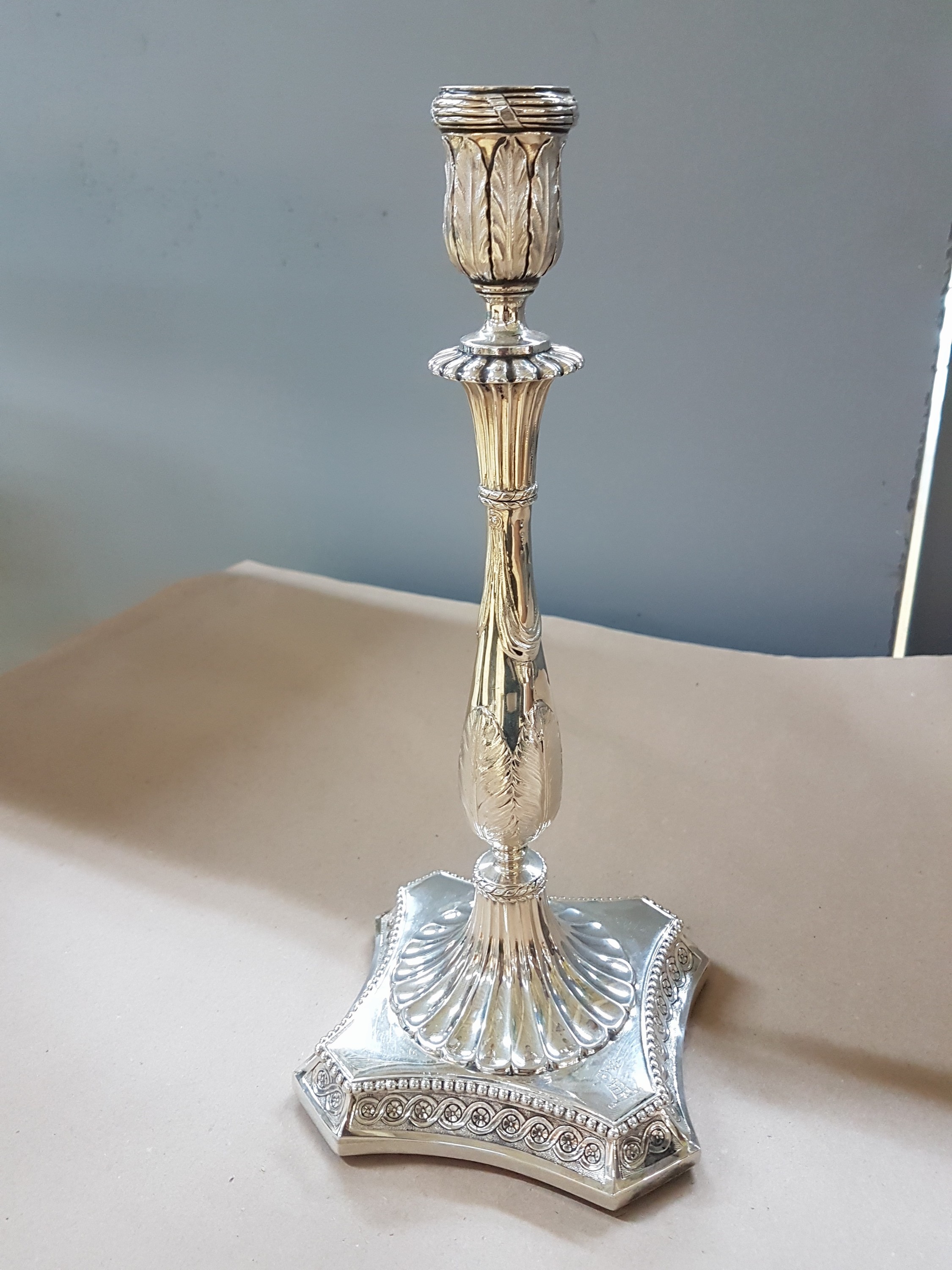 Detail a: Klassizistischer Leuchter, London, 1792, Silber, graviertes Wappenmotiv Hand mit Blume, Meistermarke wohl KI verschlagen, Boden gefüllt, H. 28 cm, ...