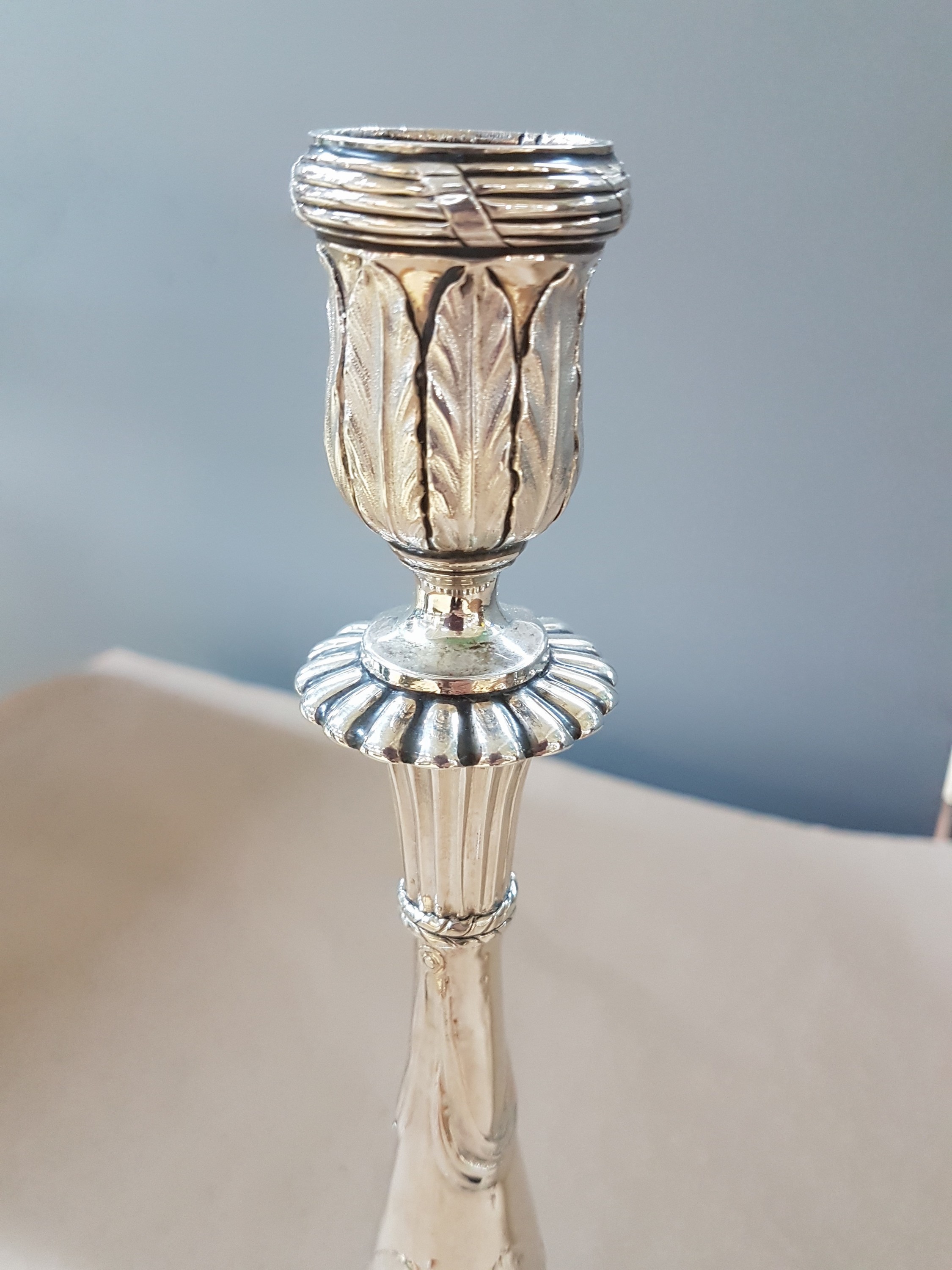 Detail b: Klassizistischer Leuchter, London, 1792, Silber, graviertes Wappenmotiv Hand mit Blume, Meistermarke wohl KI verschlagen, Boden gefüllt, H. 28 cm, ...