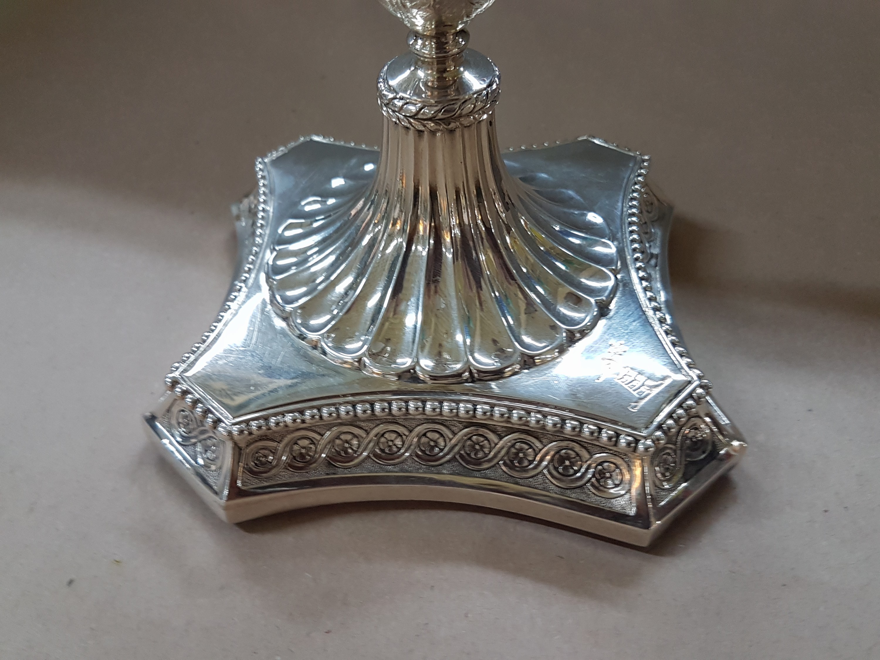 Detail c: Klassizistischer Leuchter, London, 1792, Silber, graviertes Wappenmotiv Hand mit Blume, Meistermarke wohl KI verschlagen, Boden gefüllt, H. 28 cm, ...