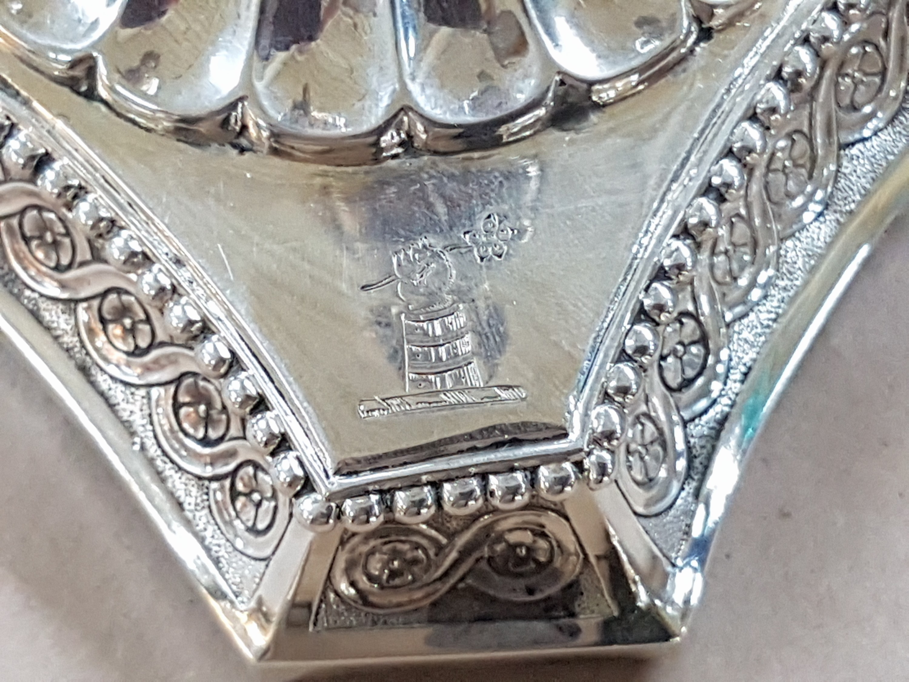 Detail e: Klassizistischer Leuchter, London, 1792, Silber, graviertes Wappenmotiv Hand mit Blume, Meistermarke wohl KI verschlagen, Boden gefüllt, H. 28 cm, ...