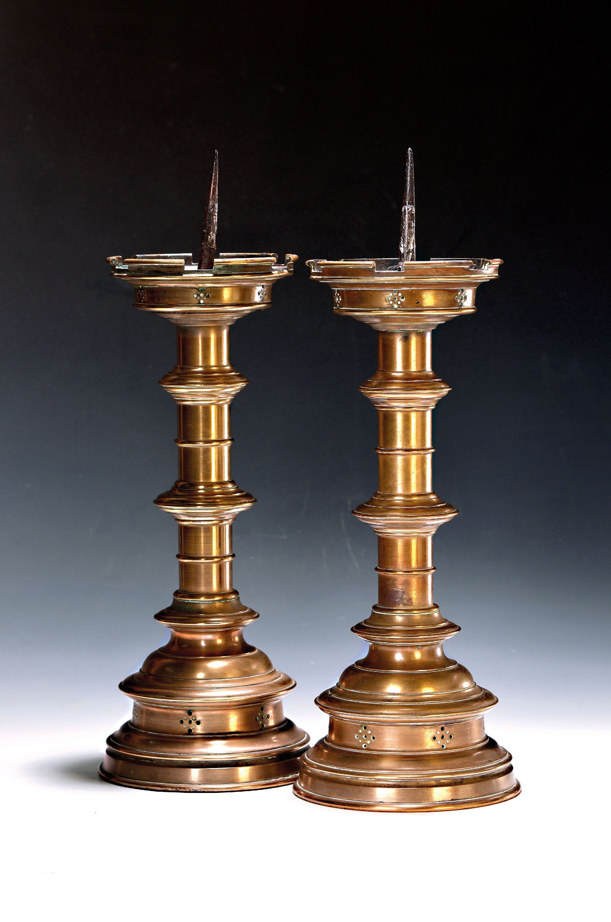 Image 27011681 - Paar große Scheibenleucher, Barock, 18. Jh., Bronze, stufiger Rundfuß mit gewulstetem ...