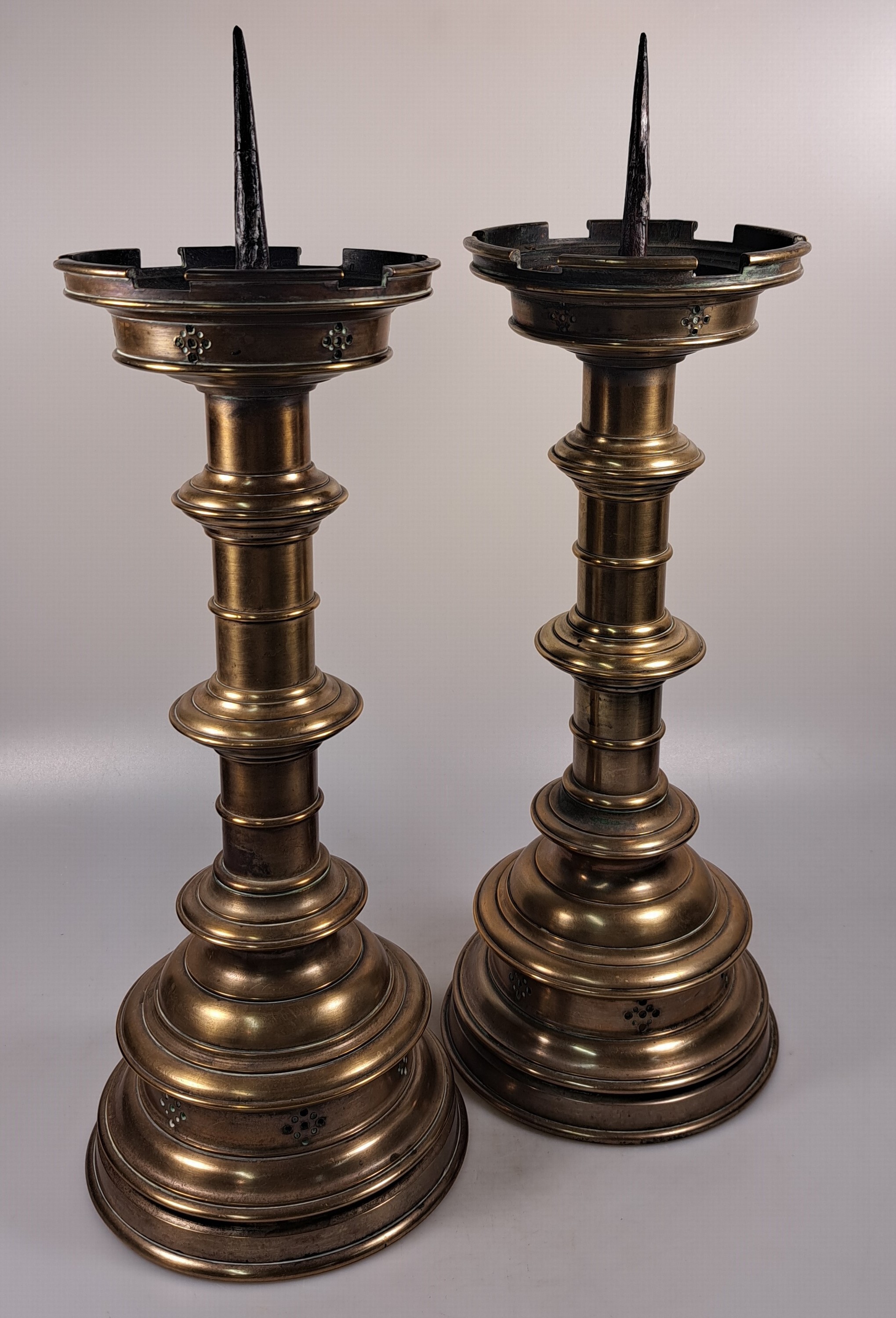 Detail a: Paar große Scheibenleucher, Barock, 18. Jh., Bronze, stufiger Rundfuß mit gewulstetem Schaft, im Fuß rautenförmige Durchbrucharbeiten, Eisendorn, ...