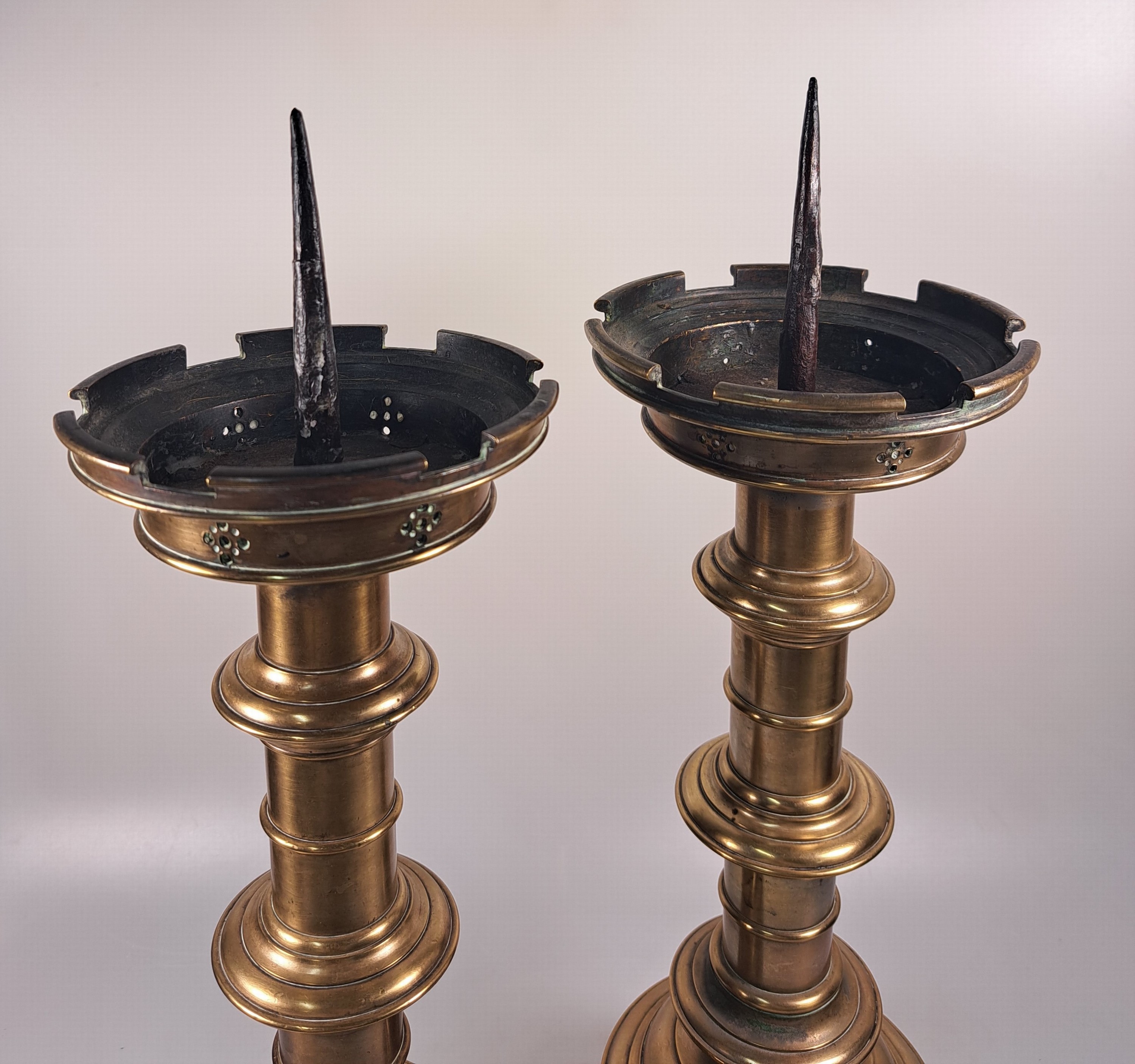 Detail b: Paar große Scheibenleucher, Barock, 18. Jh., Bronze, stufiger Rundfuß mit gewulstetem Schaft, im Fuß rautenförmige Durchbrucharbeiten, Eisendorn, ...