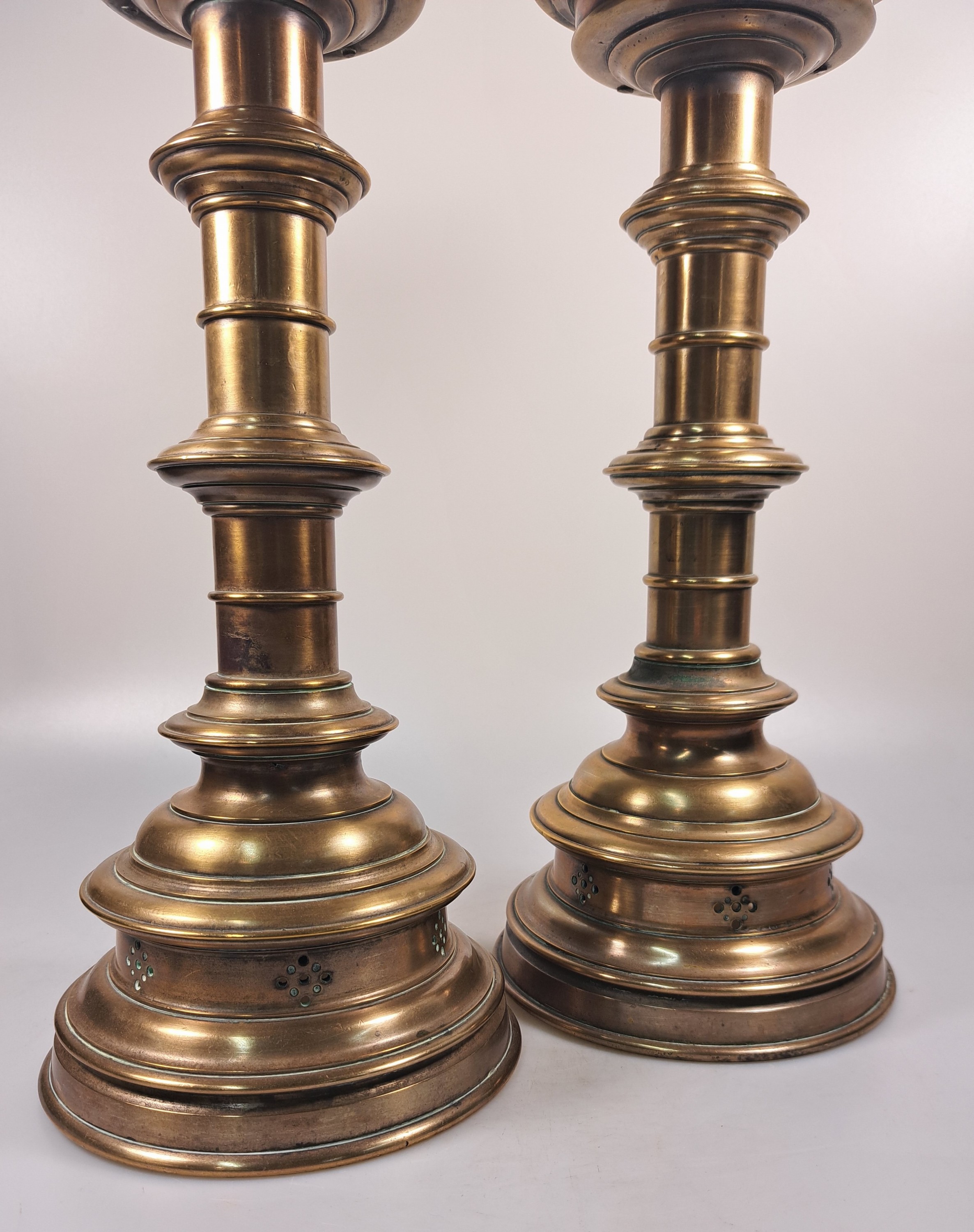 Detail c: Paar große Scheibenleucher, Barock, 18. Jh., Bronze, stufiger Rundfuß mit gewulstetem Schaft, im Fuß rautenförmige Durchbrucharbeiten, Eisendorn, ...