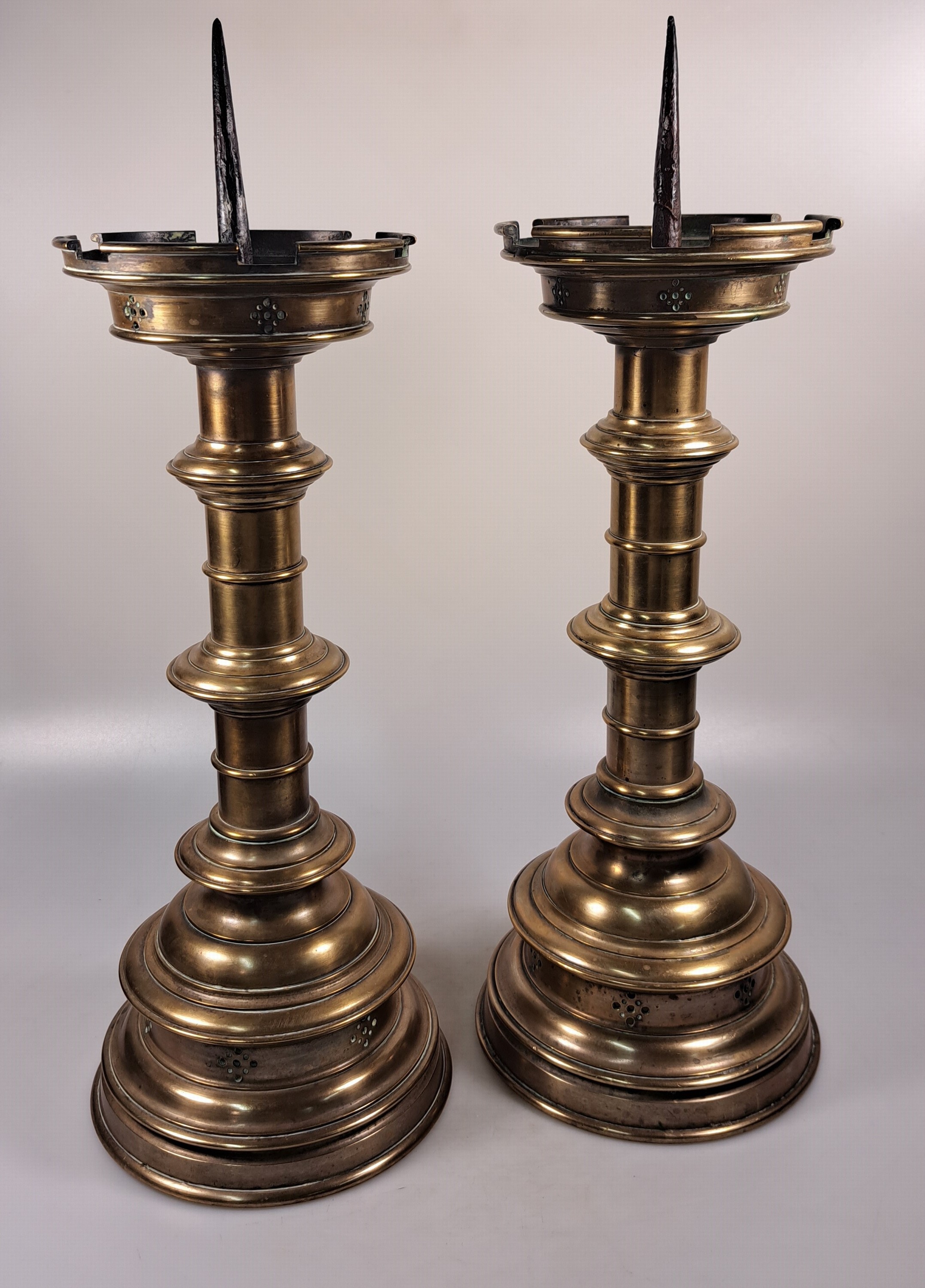 Detail d: Paar große Scheibenleucher, Barock, 18. Jh., Bronze, stufiger Rundfuß mit gewulstetem Schaft, im Fuß rautenförmige Durchbrucharbeiten, Eisendorn, ...