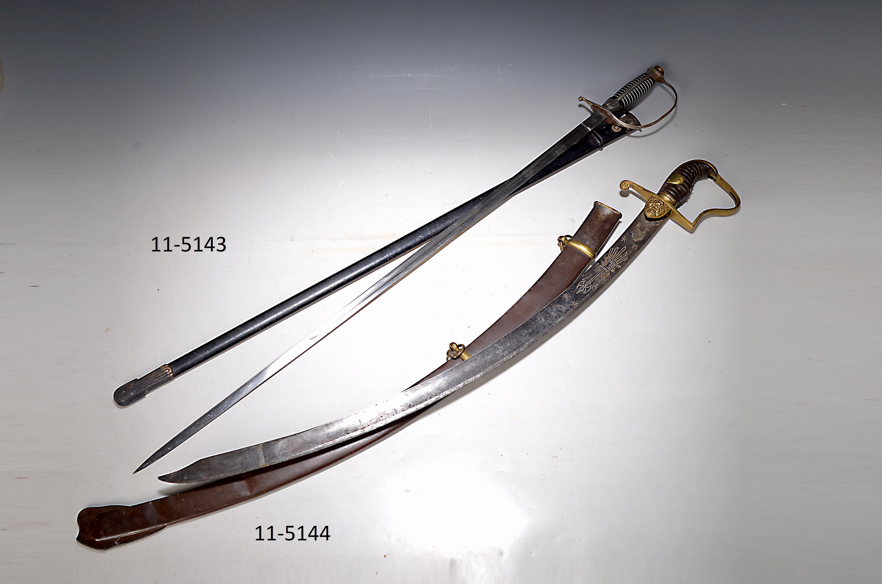 Image 27011685 - Säbel, 19. Jh., Ledergriff, Umwicklung defekt, gebogene einseitige Klinge, gravierte ...