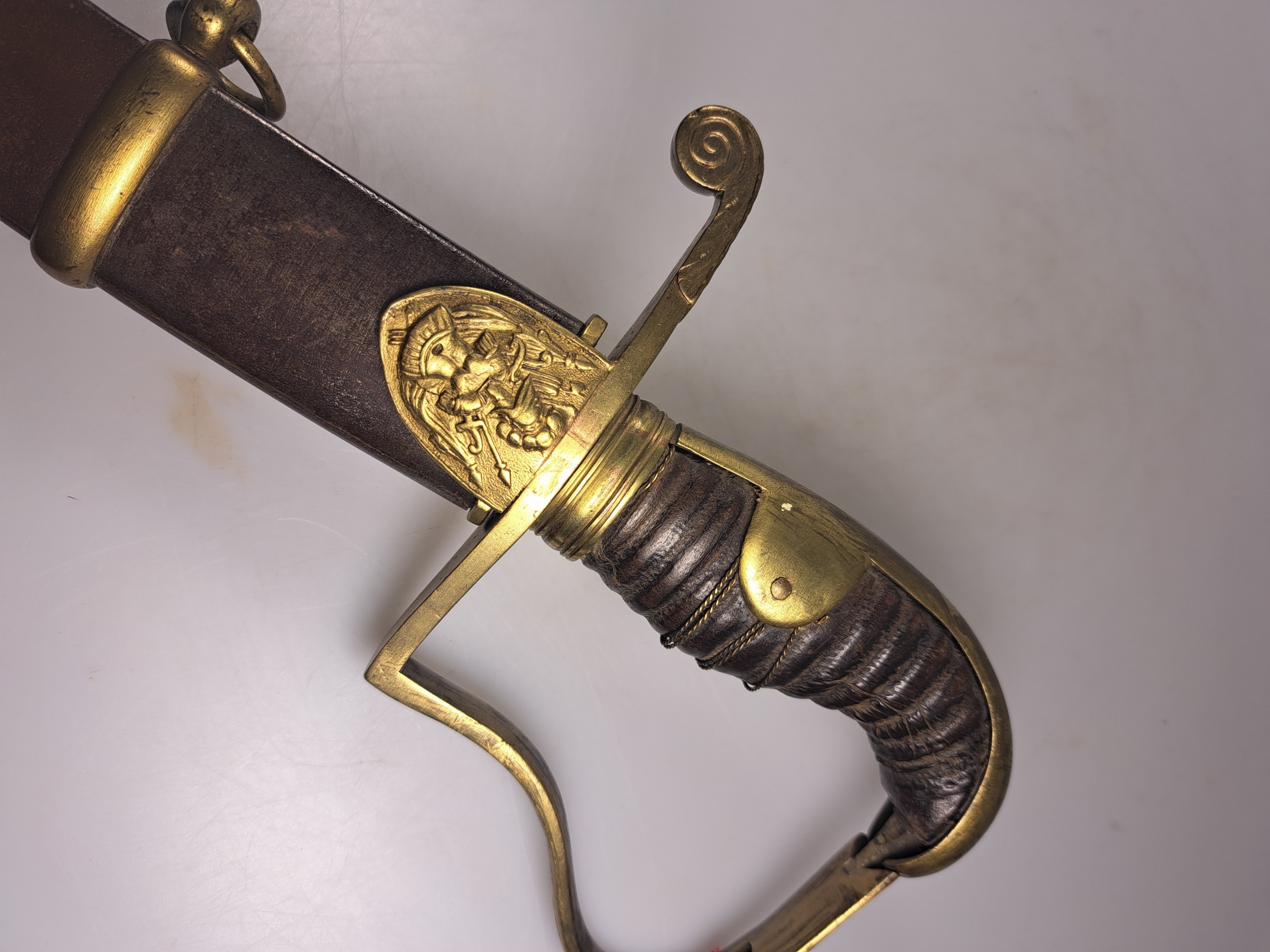Detail a: Säbel, 19. Jh., Ledergriff, Umwicklung defekt, gebogene einseitige Klinge, gravierte Klinge, Metallscheide, L. ca. 94 cm