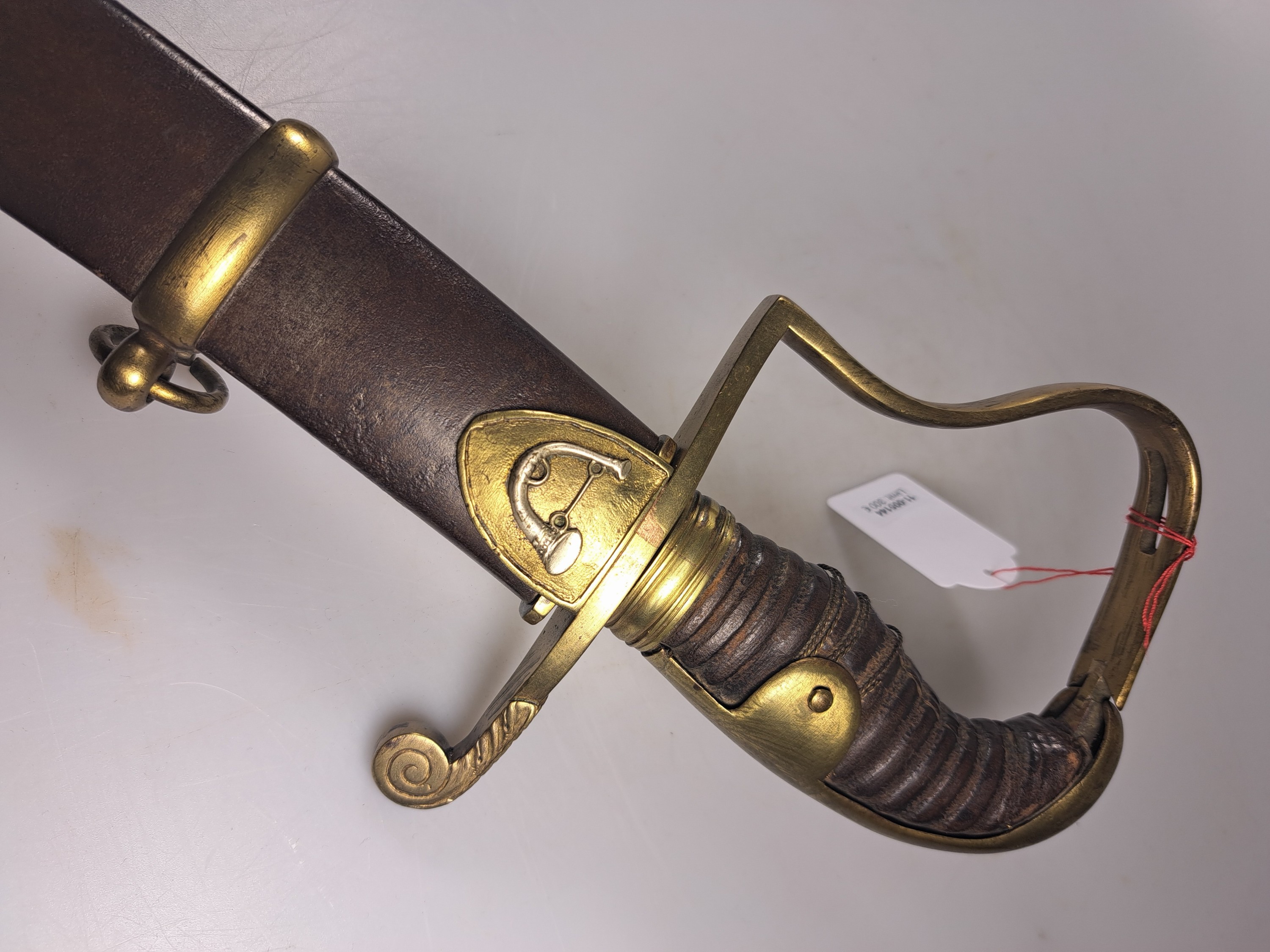 Detail b: Säbel, 19. Jh., Ledergriff, Umwicklung defekt, gebogene einseitige Klinge, gravierte Klinge, Metallscheide, L. ca. 94 cm