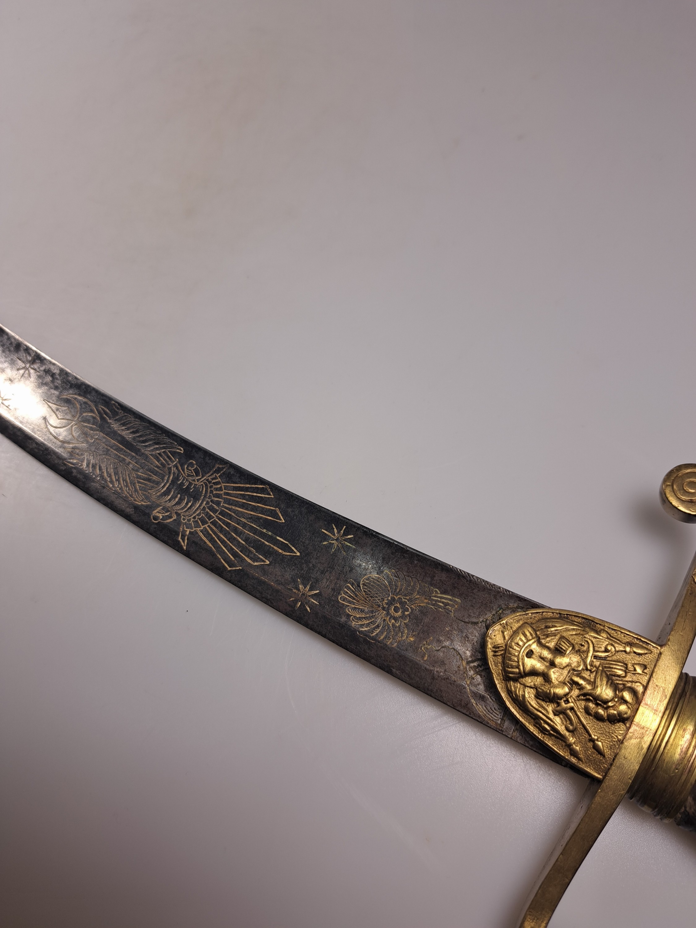 Detail c: Säbel, 19. Jh., Ledergriff, Umwicklung defekt, gebogene einseitige Klinge, gravierte Klinge, Metallscheide, L. ca. 94 cm