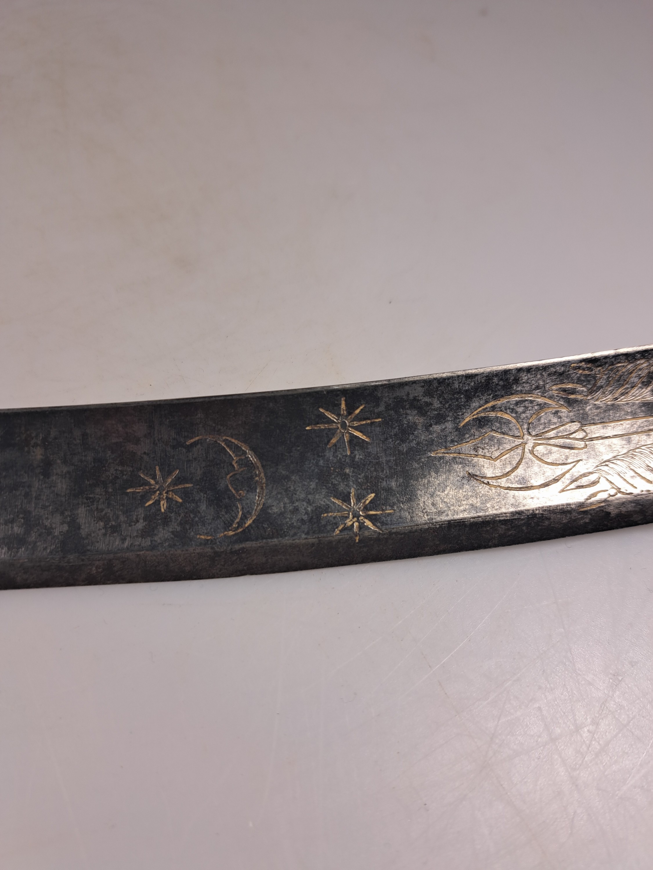 Detail d: Säbel, 19. Jh., Ledergriff, Umwicklung defekt, gebogene einseitige Klinge, gravierte Klinge, Metallscheide, L. ca. 94 cm
