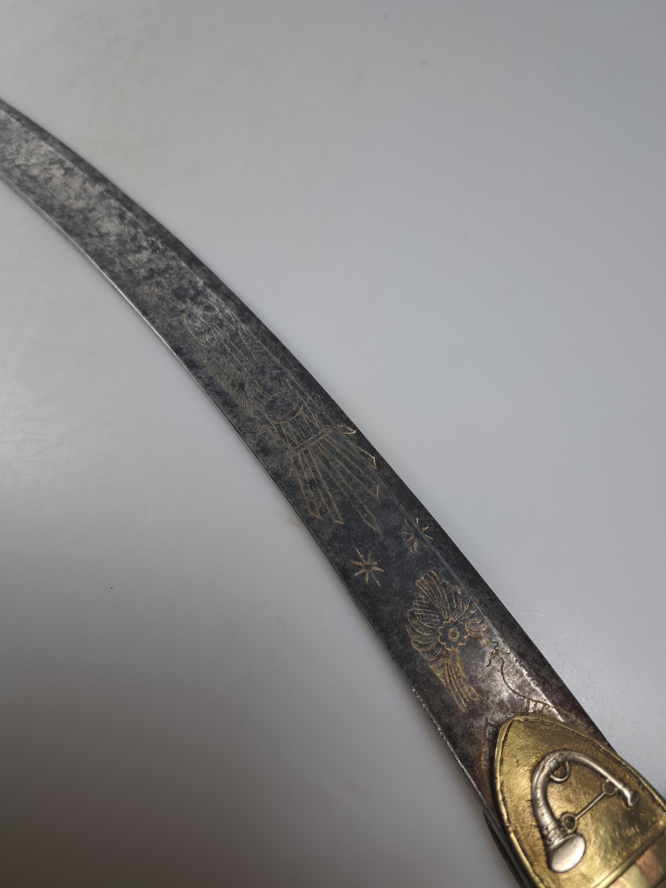 Detail e: Säbel, 19. Jh., Ledergriff, Umwicklung defekt, gebogene einseitige Klinge, gravierte Klinge, Metallscheide, L. ca. 94 cm