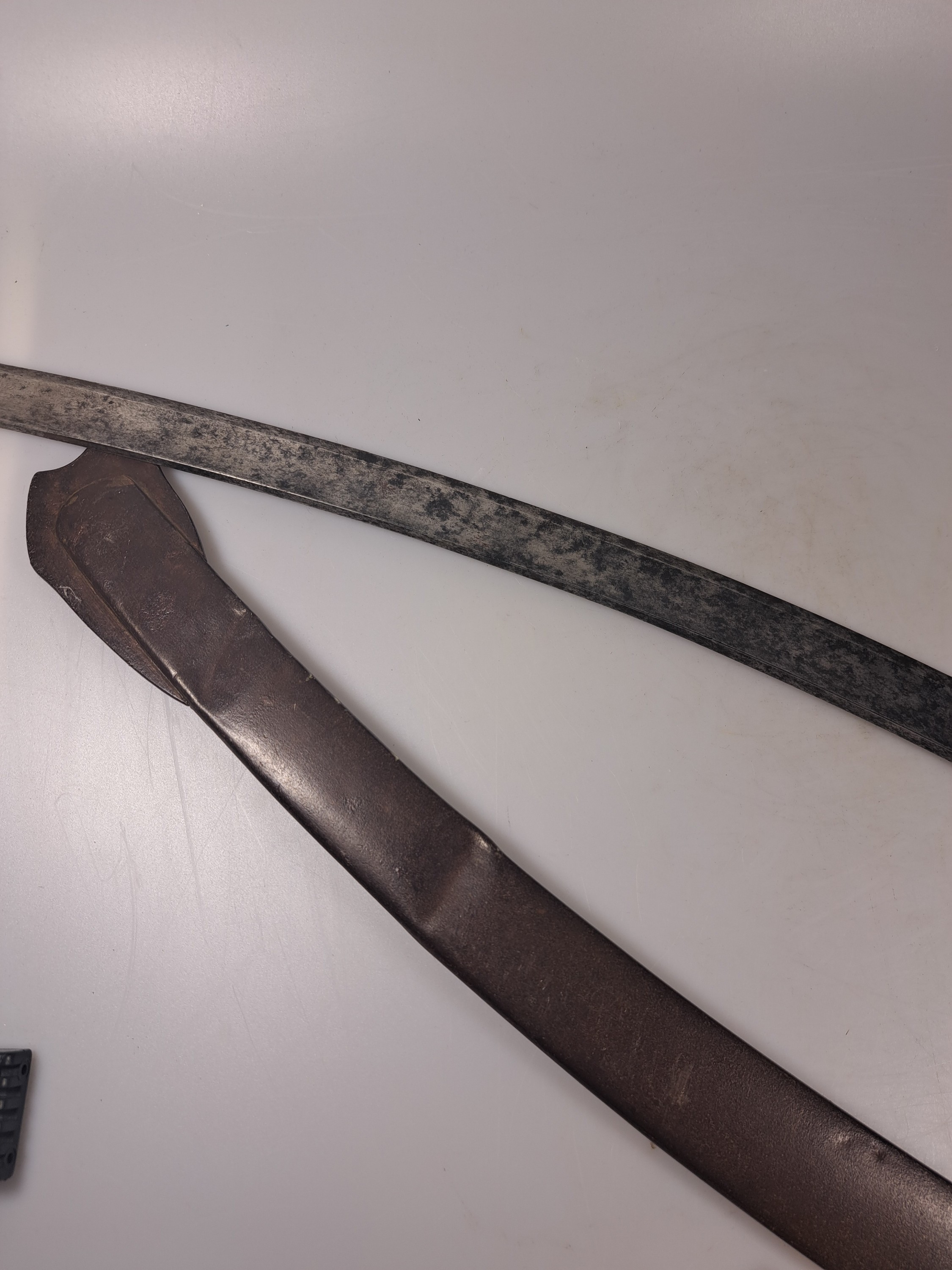 Detail f: Säbel, 19. Jh., Ledergriff, Umwicklung defekt, gebogene einseitige Klinge, gravierte Klinge, Metallscheide, L. ca. 94 cm