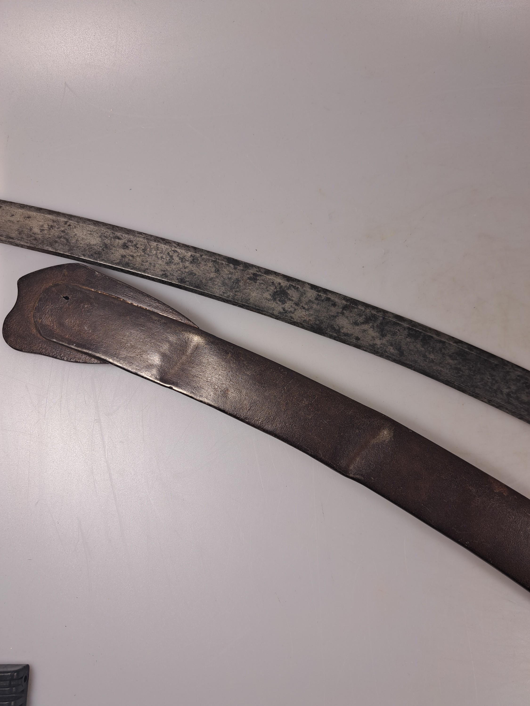 Detail g: Säbel, 19. Jh., Ledergriff, Umwicklung defekt, gebogene einseitige Klinge, gravierte Klinge, Metallscheide, L. ca. 94 cm