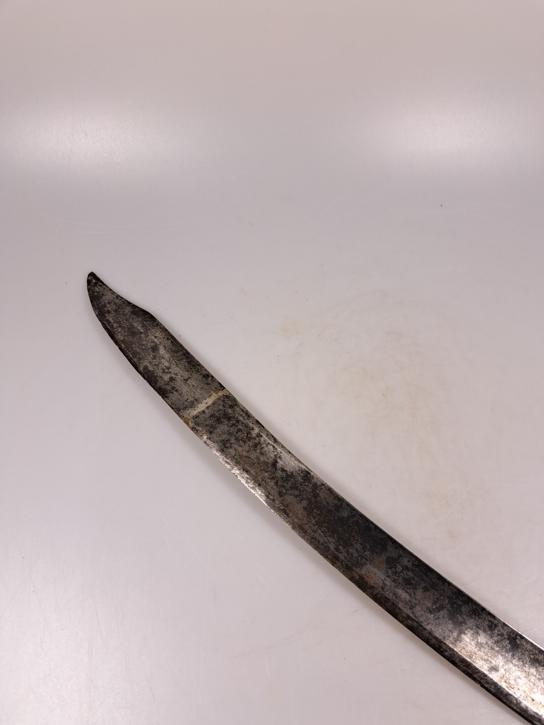 Detail h: Säbel, 19. Jh., Ledergriff, Umwicklung defekt, gebogene einseitige Klinge, gravierte Klinge, Metallscheide, L. ca. 94 cm