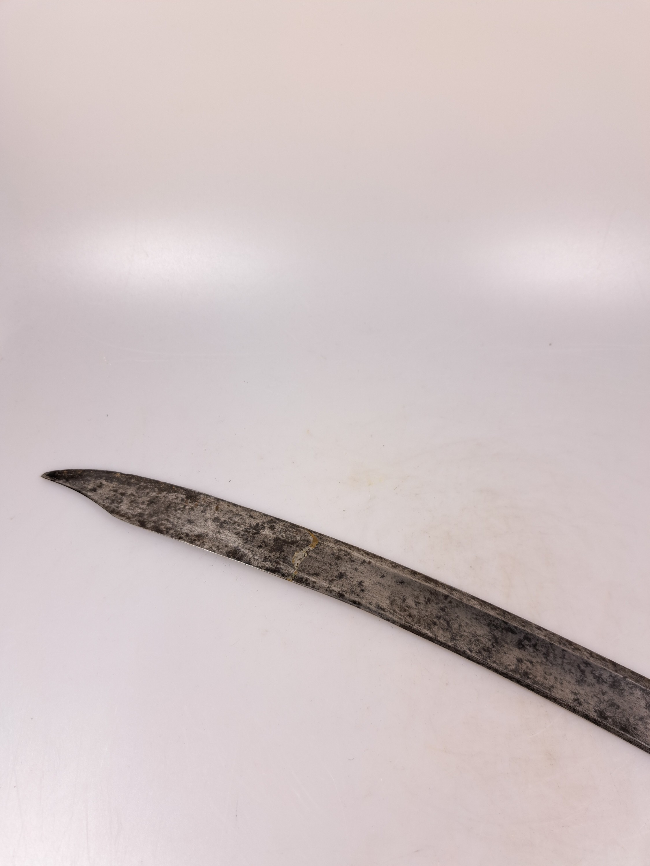 Detail i: Säbel, 19. Jh., Ledergriff, Umwicklung defekt, gebogene einseitige Klinge, gravierte Klinge, Metallscheide, L. ca. 94 cm