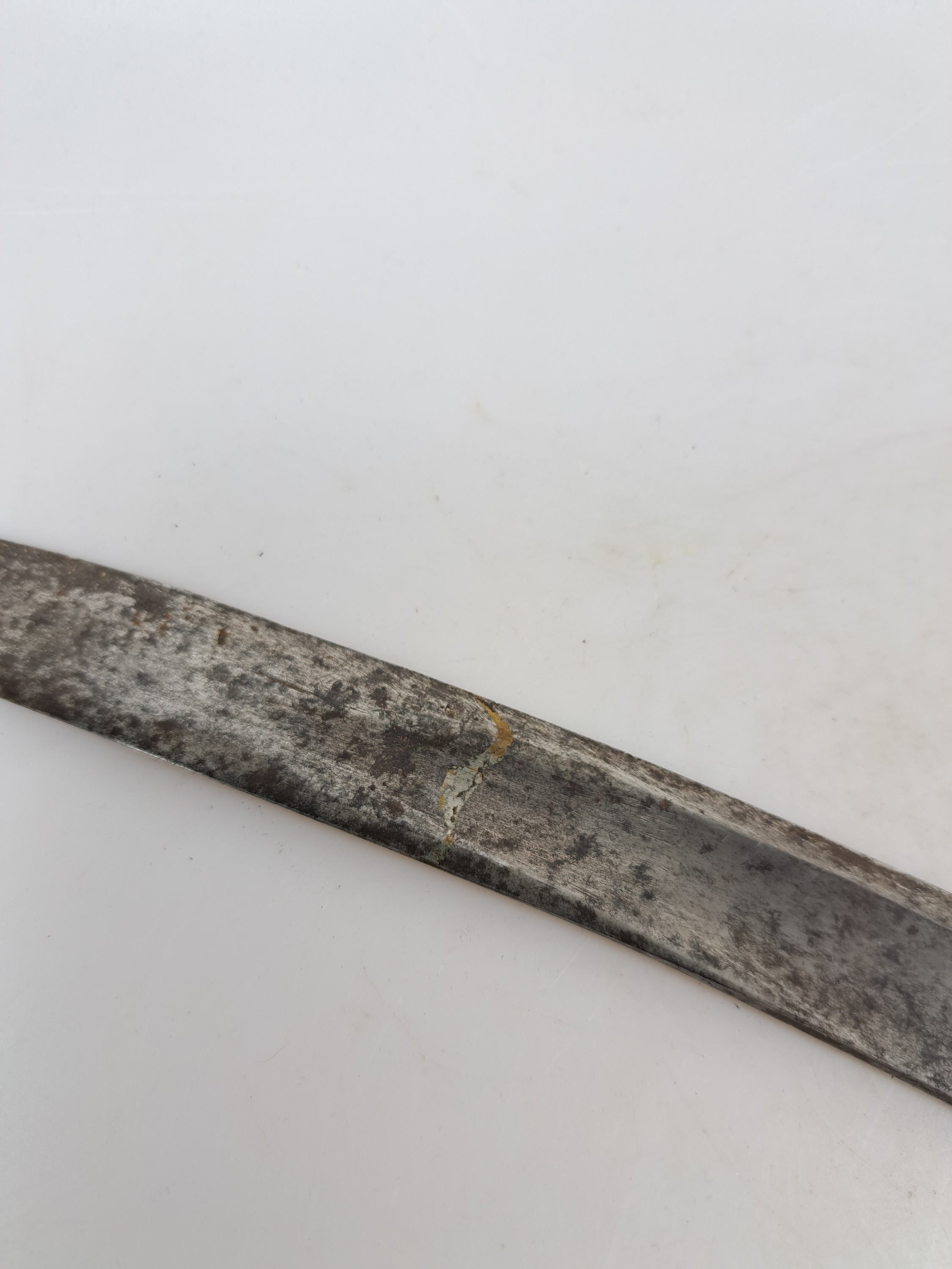 Detail j: Säbel, 19. Jh., Ledergriff, Umwicklung defekt, gebogene einseitige Klinge, gravierte Klinge, Metallscheide, L. ca. 94 cm