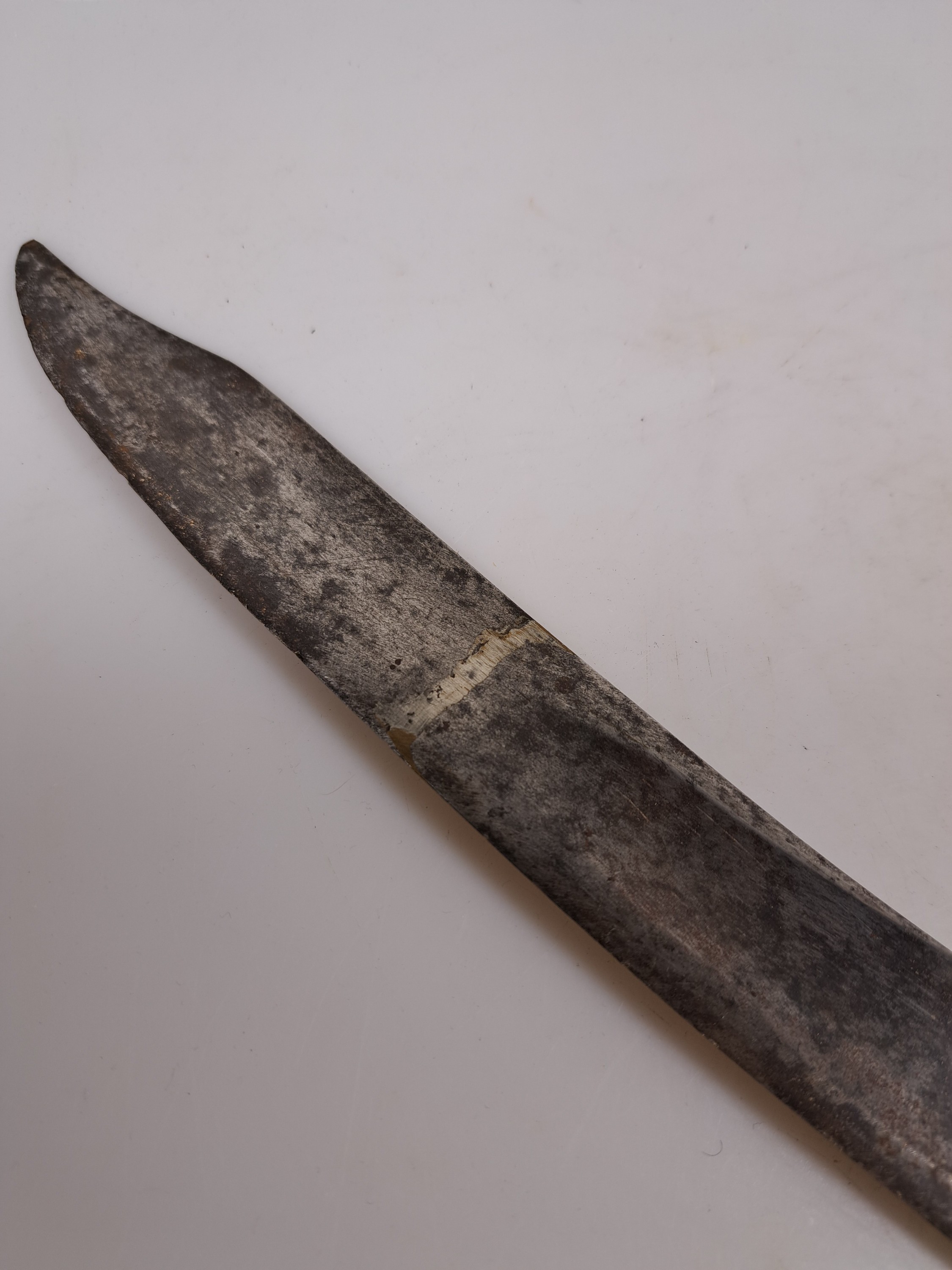 Detail k: Säbel, 19. Jh., Ledergriff, Umwicklung defekt, gebogene einseitige Klinge, gravierte Klinge, Metallscheide, L. ca. 94 cm
