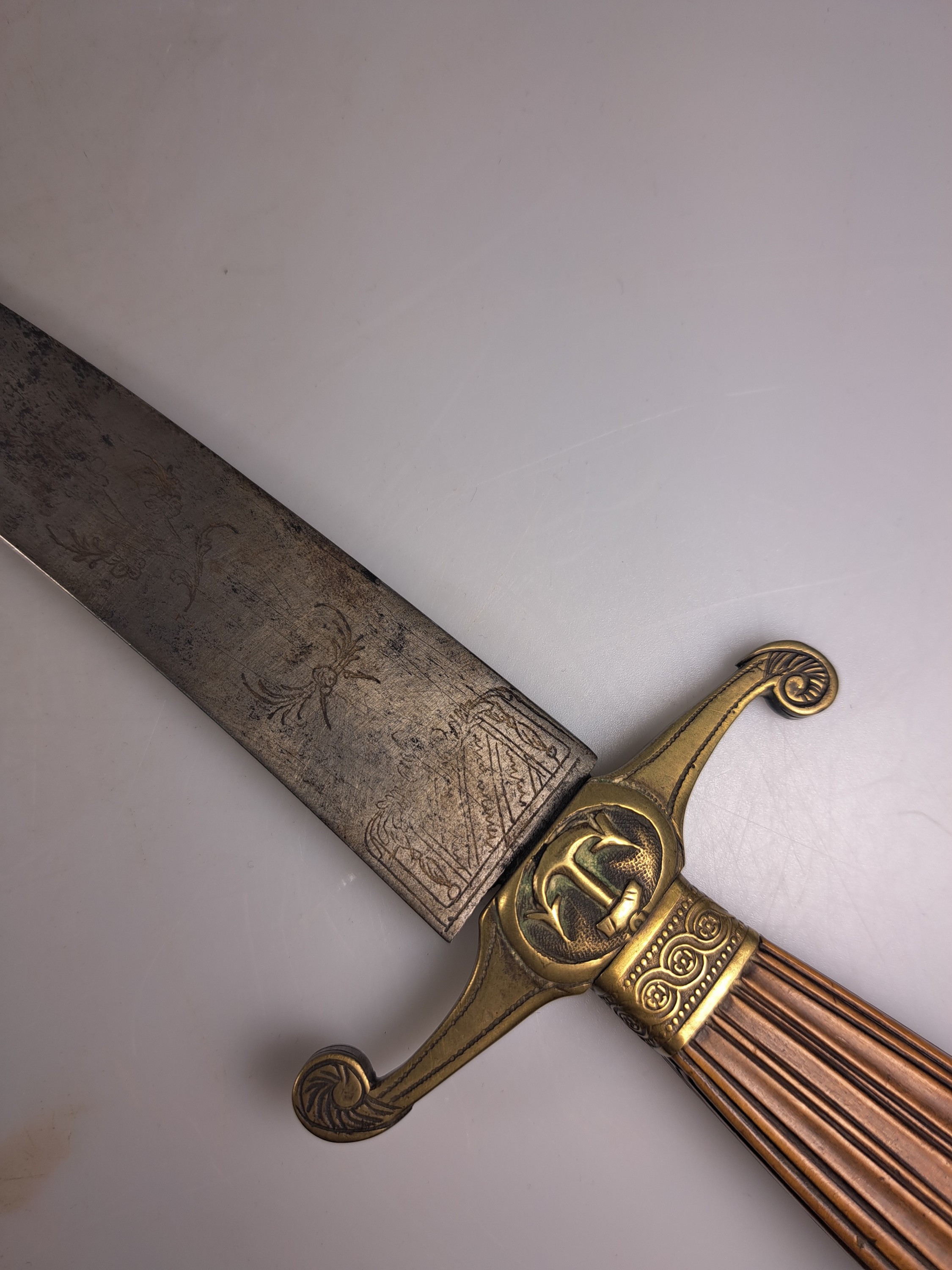Detail a: Hirschfänger und Degen, 18./19. Jh., Hirschfänger mit kanneliertem Buchbaumgriff, gravierte, gebogene Klinge, L. ca. 47.5 cm Degen mit facettiertem ...