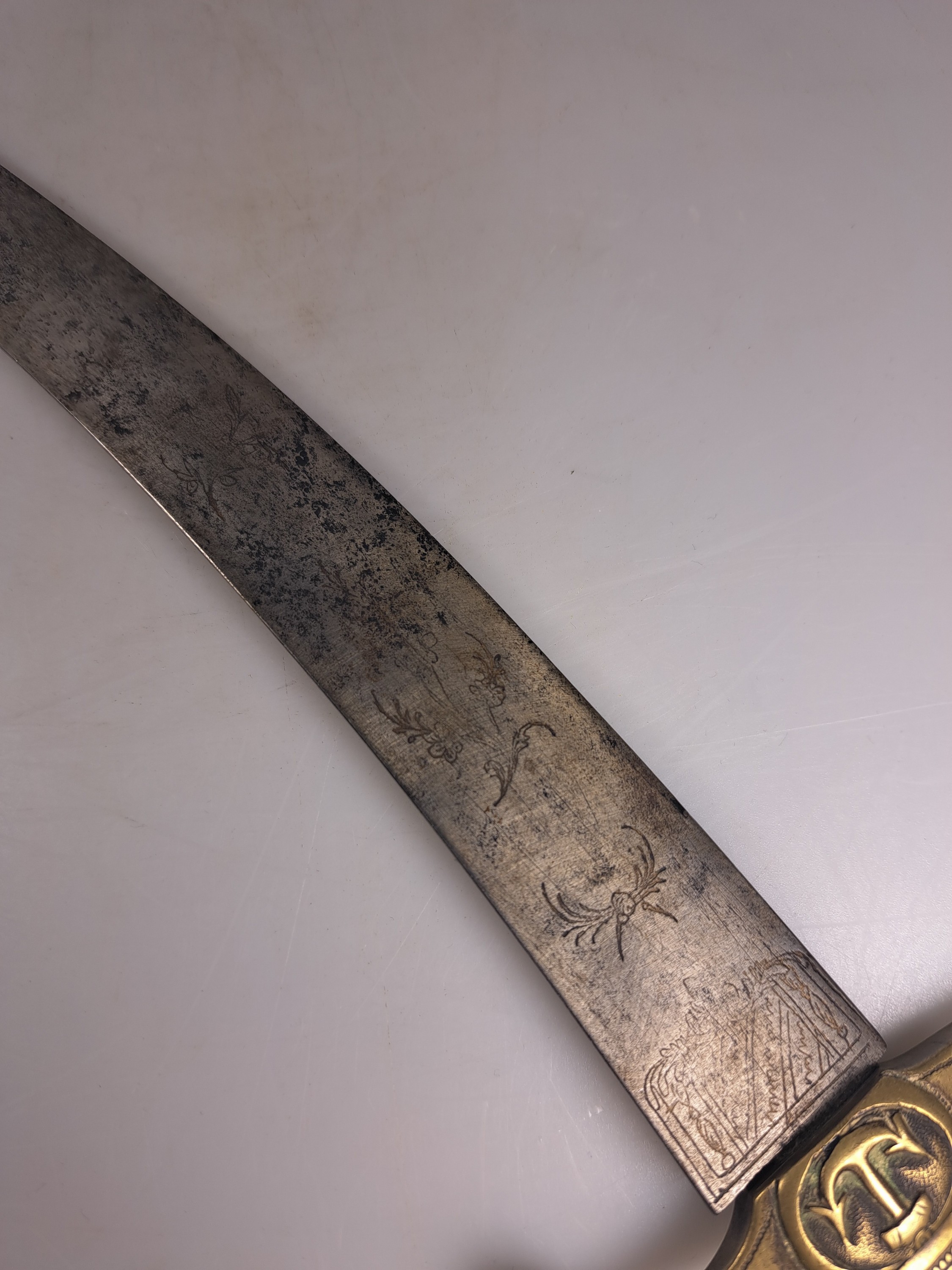 Detail b: Hirschfänger und Degen, 18./19. Jh., Hirschfänger mit kanneliertem Buchbaumgriff, gravierte, gebogene Klinge, L. ca. 47.5 cm Degen mit facettiertem ...