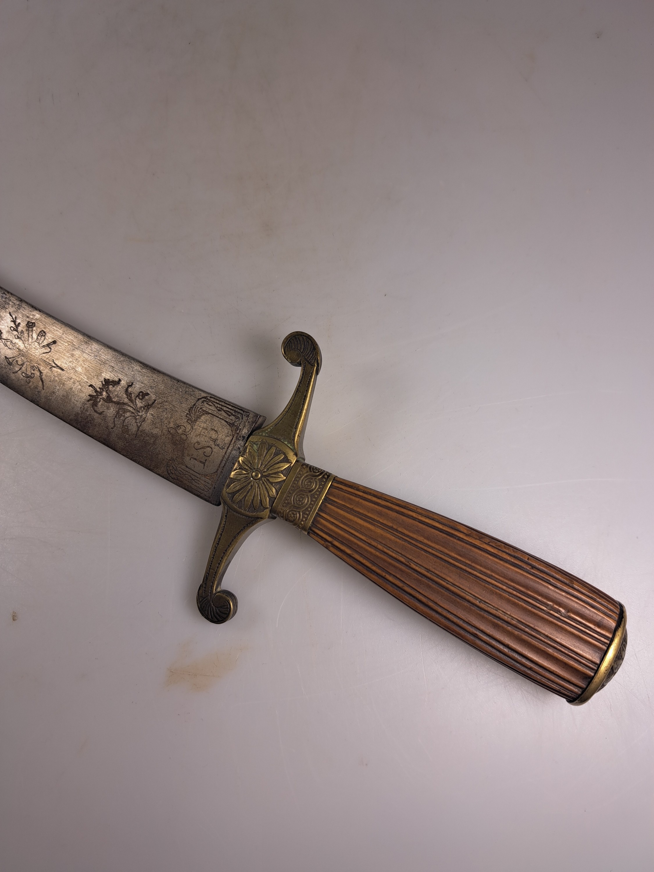 Detail d: Hirschfänger und Degen, 18./19. Jh., Hirschfänger mit kanneliertem Buchbaumgriff, gravierte, gebogene Klinge, L. ca. 47.5 cm Degen mit facettiertem ...
