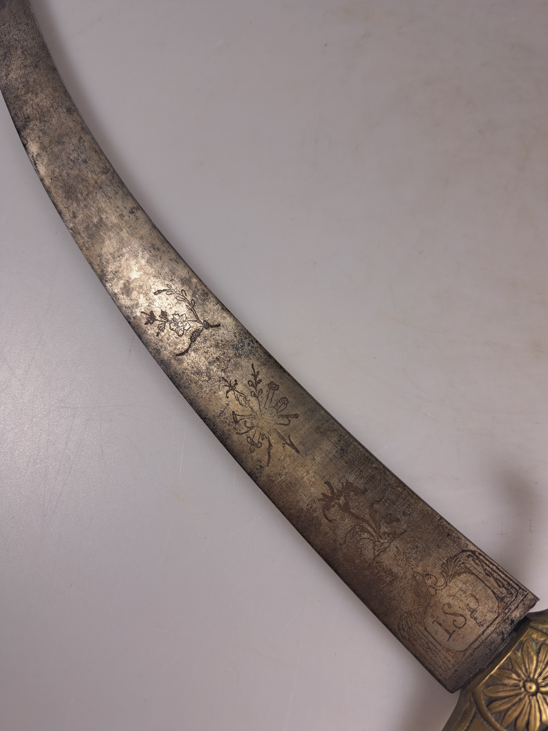 Detail e: Hirschfänger und Degen, 18./19. Jh., Hirschfänger mit kanneliertem Buchbaumgriff, gravierte, gebogene Klinge, L. ca. 47.5 cm Degen mit facettiertem ...