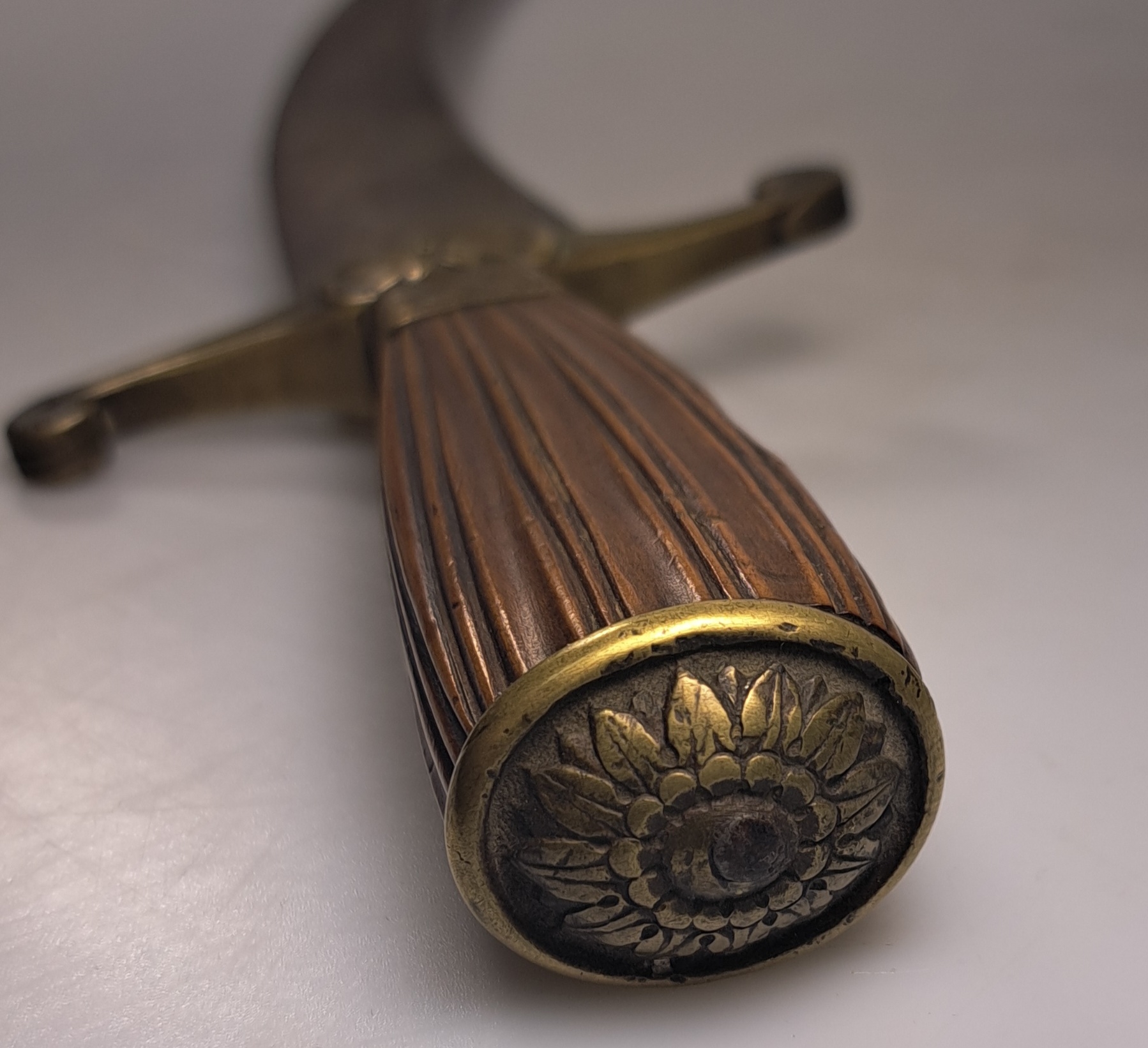 Detail g: Hirschfänger und Degen, 18./19. Jh., Hirschfänger mit kanneliertem Buchbaumgriff, gravierte, gebogene Klinge, L. ca. 47.5 cm Degen mit facettiertem ...