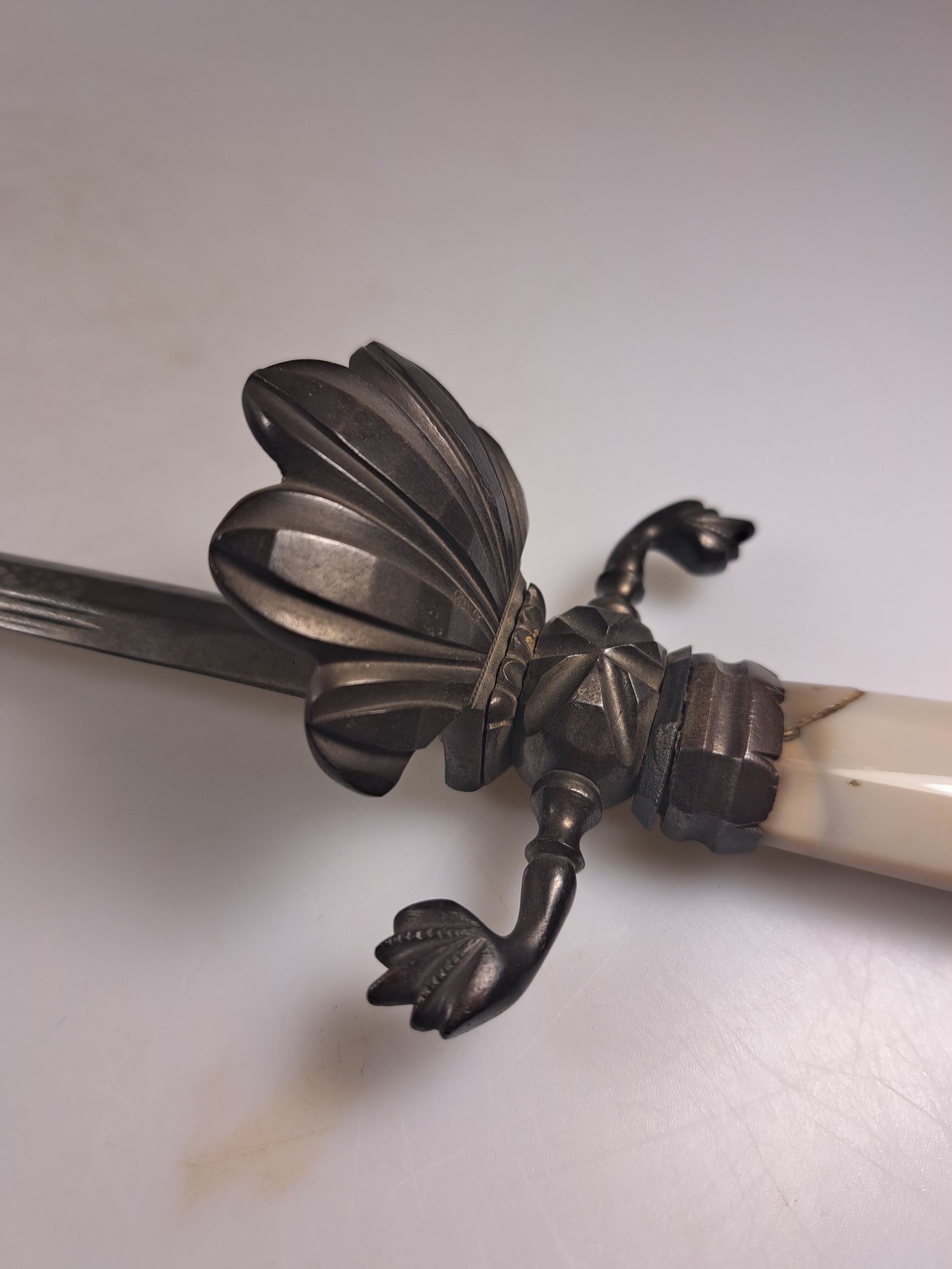 Detail i: Hirschfänger und Degen, 18./19. Jh., Hirschfänger mit kanneliertem Buchbaumgriff, gravierte, gebogene Klinge, L. ca. 47.5 cm Degen mit facettiertem ...