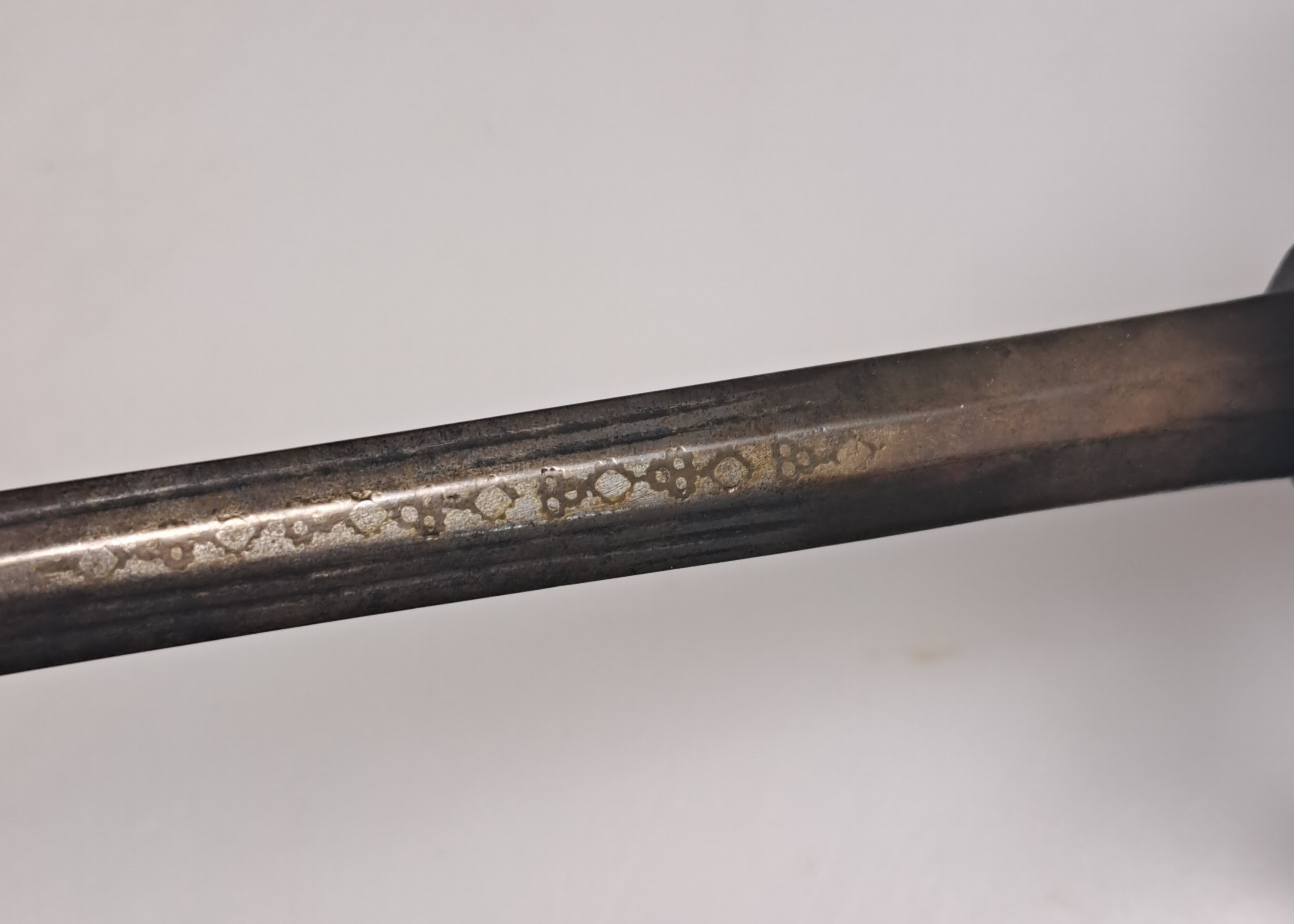 Detail m: Hirschfänger und Degen, 18./19. Jh., Hirschfänger mit kanneliertem Buchbaumgriff, gravierte, gebogene Klinge, L. ca. 47.5 cm Degen mit facettiertem ...