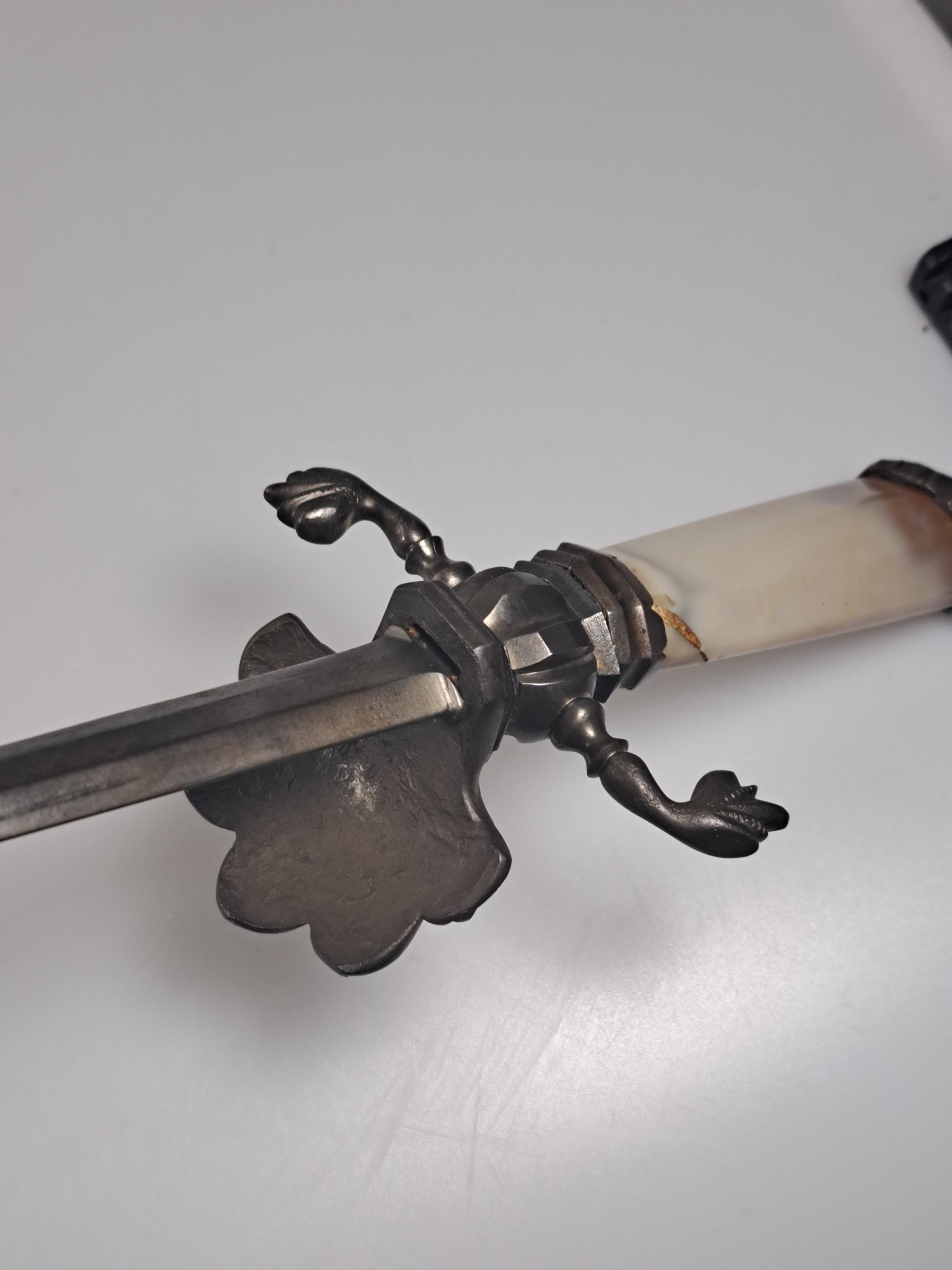 Detail n: Hirschfänger und Degen, 18./19. Jh., Hirschfänger mit kanneliertem Buchbaumgriff, gravierte, gebogene Klinge, L. ca. 47.5 cm Degen mit facettiertem ...
