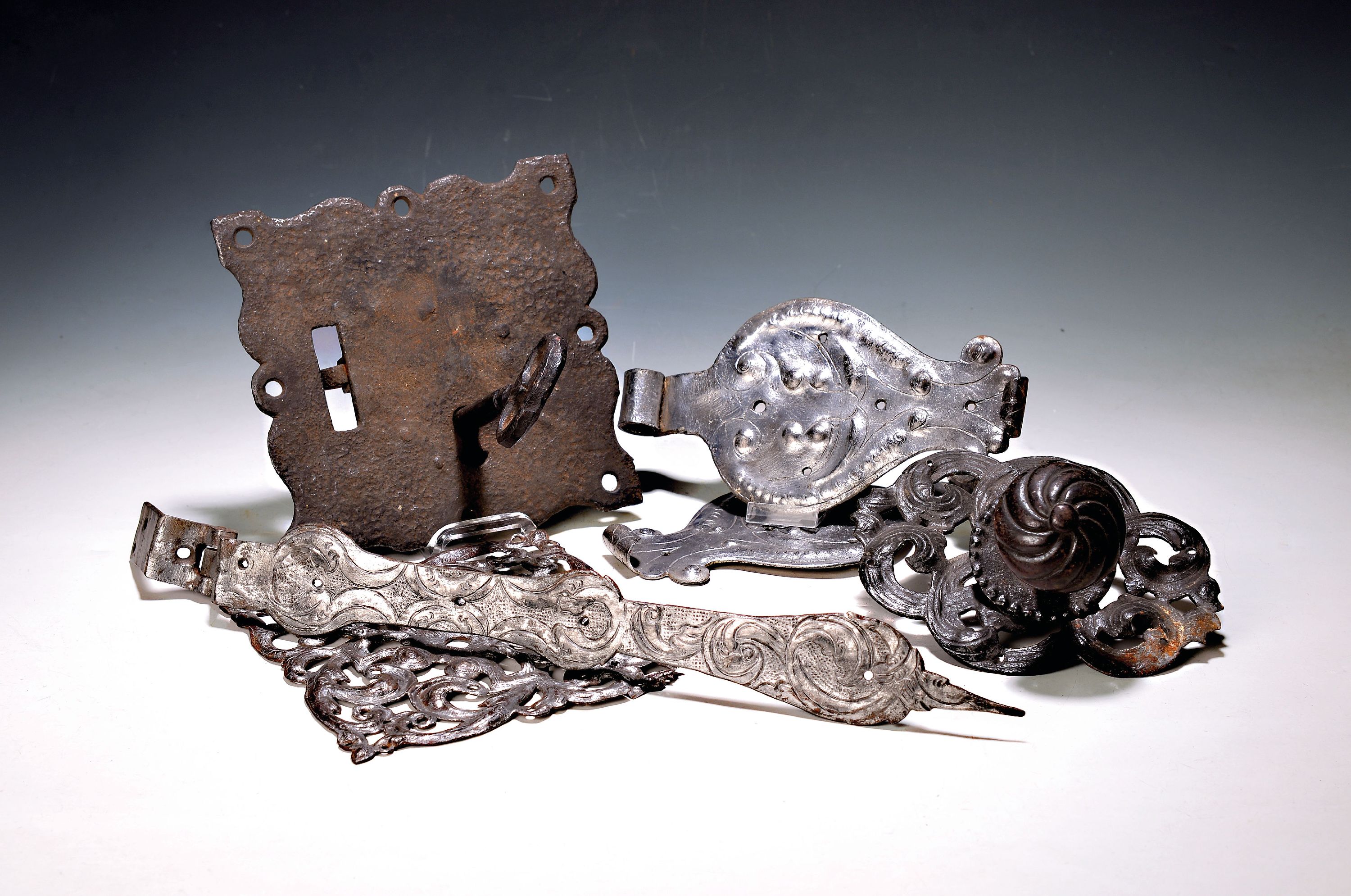 Image 27011688 - Renaissanceschloss und 8 Beschläge für Türen und Schränke, 17-19. Jh., Eisen ...