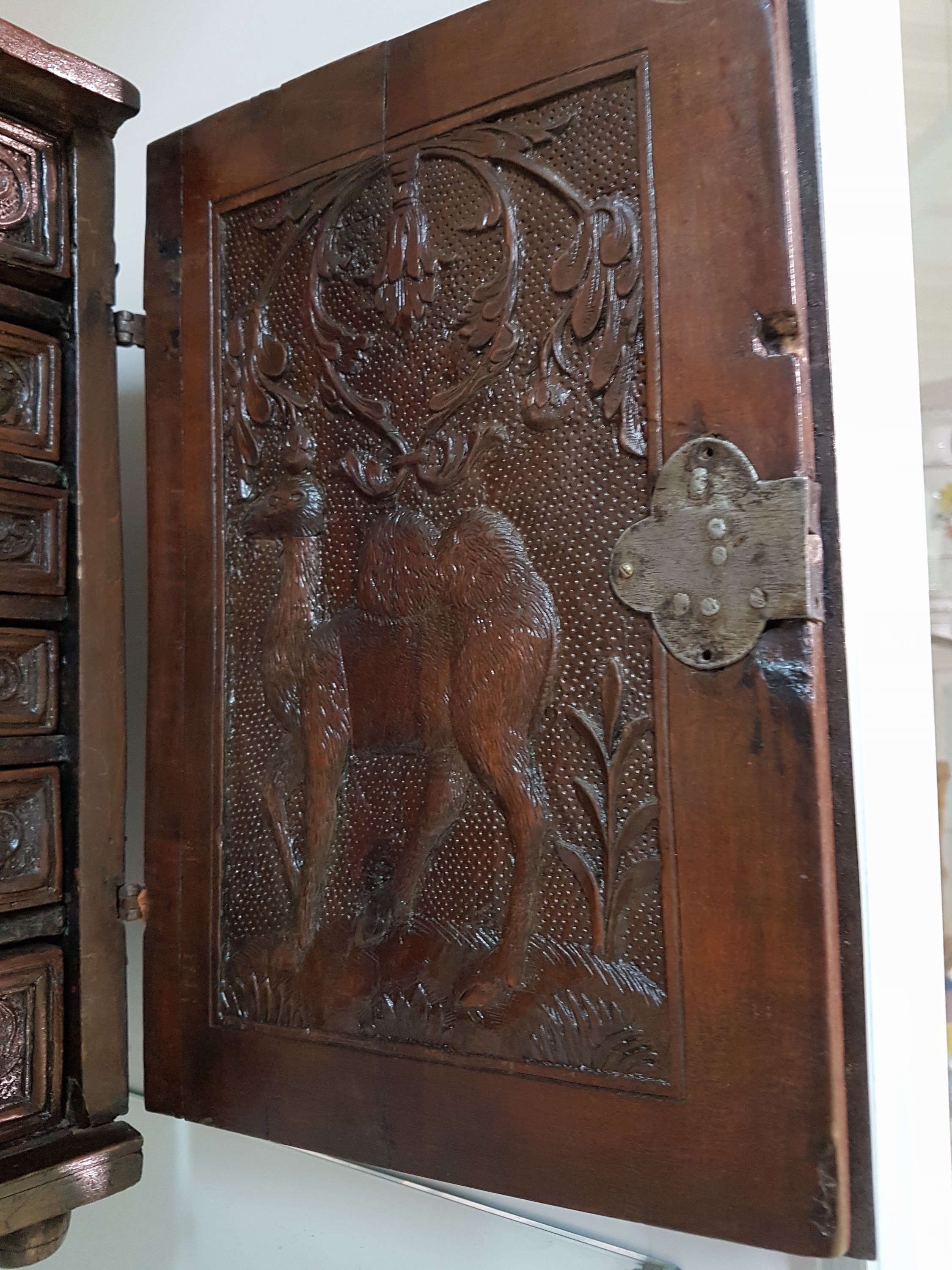 Detail c: Kabinett mit Jagdthemen bzw. Großwildtieren, Barock, 17./18. Jh., Obstholz gebeizt, reich beschnitzt, Darstellung von Vögeln, Hirschen, Dromedar, ...