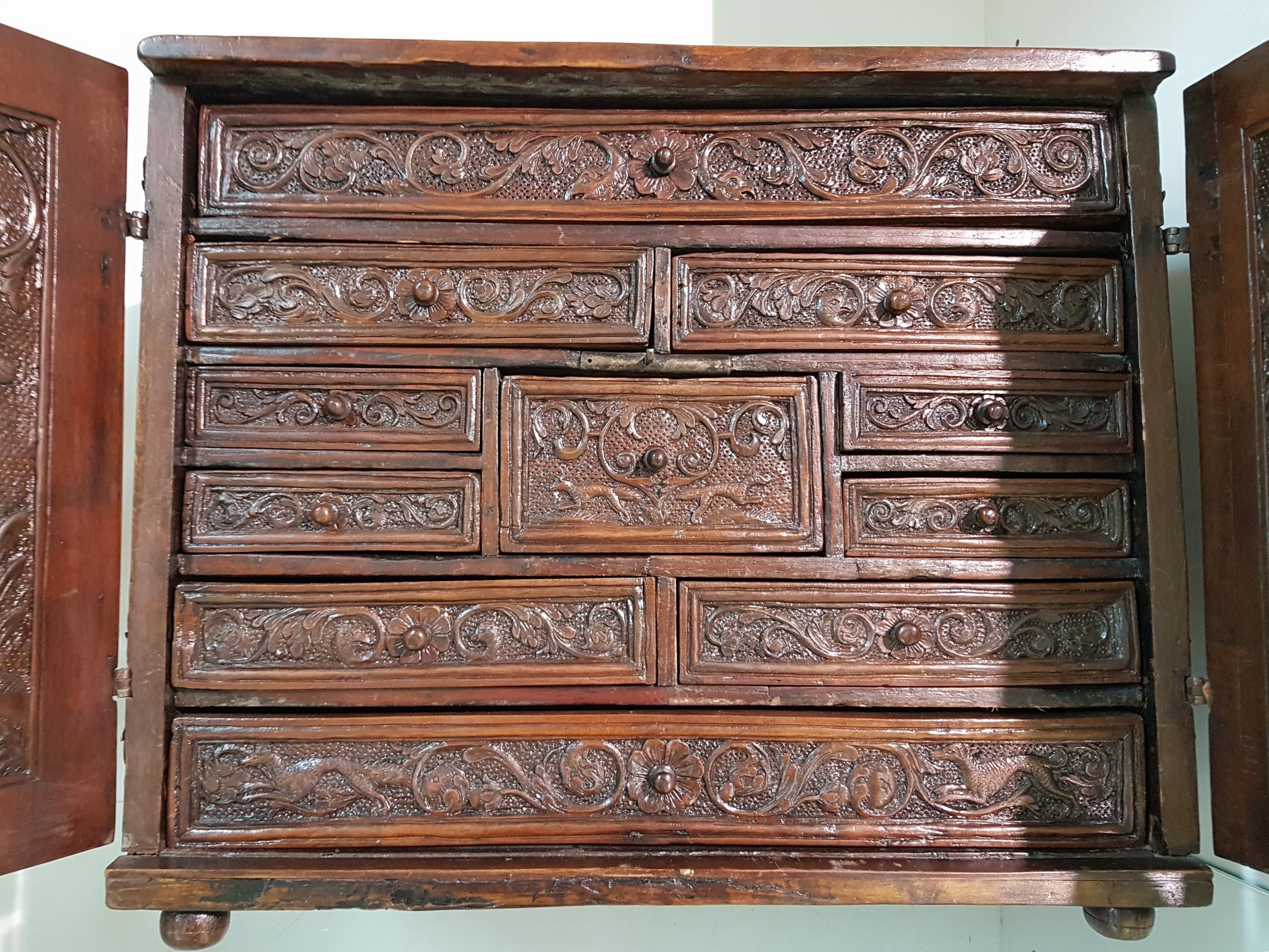 Detail d: Kabinett mit Jagdthemen bzw. Großwildtieren, Barock, 17./18. Jh., Obstholz gebeizt, reich beschnitzt, Darstellung von Vögeln, Hirschen, Dromedar, ...