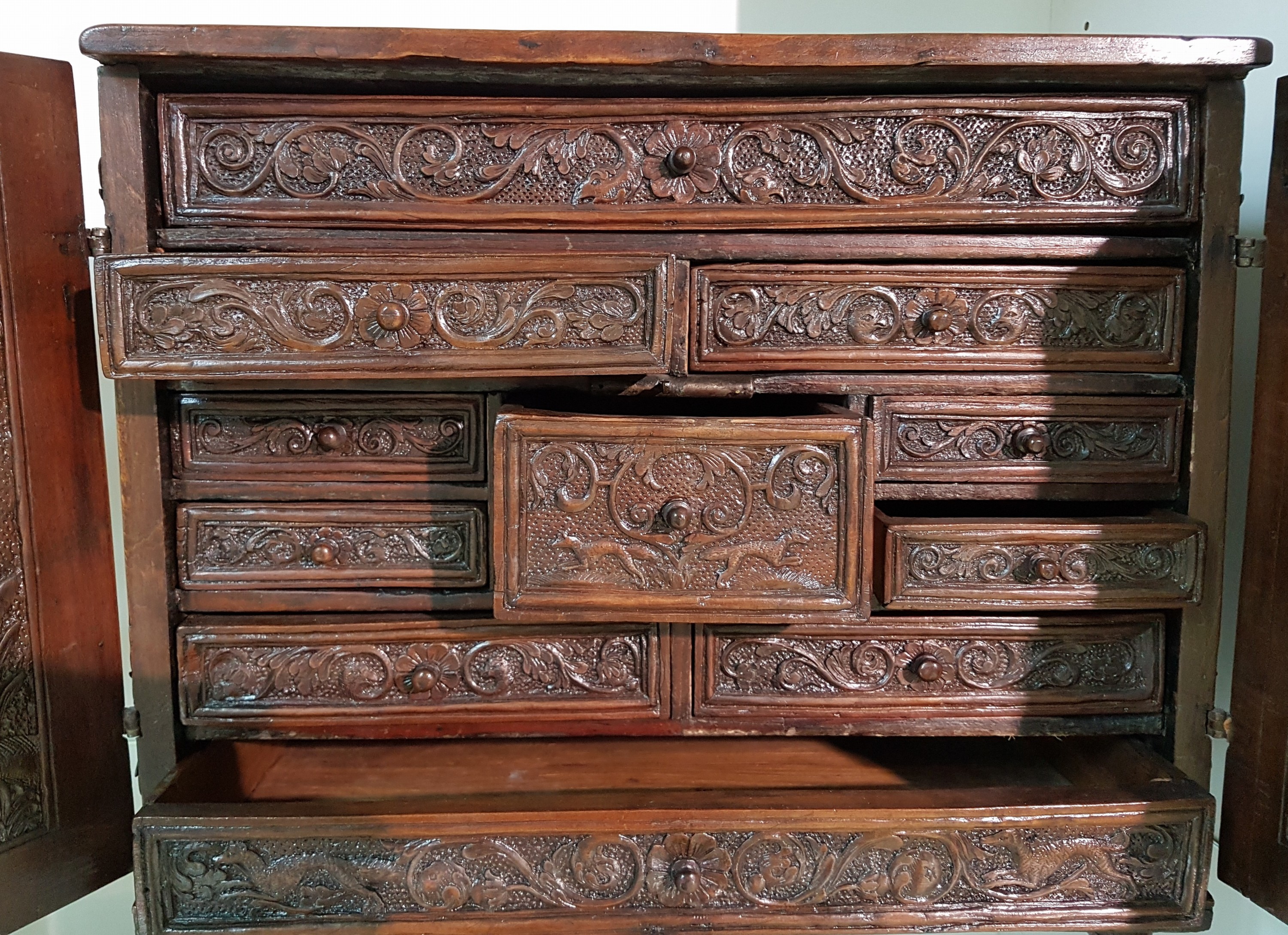 Detail e: Kabinett mit Jagdthemen bzw. Großwildtieren, Barock, 17./18. Jh., Obstholz gebeizt, reich beschnitzt, Darstellung von Vögeln, Hirschen, Dromedar, ...