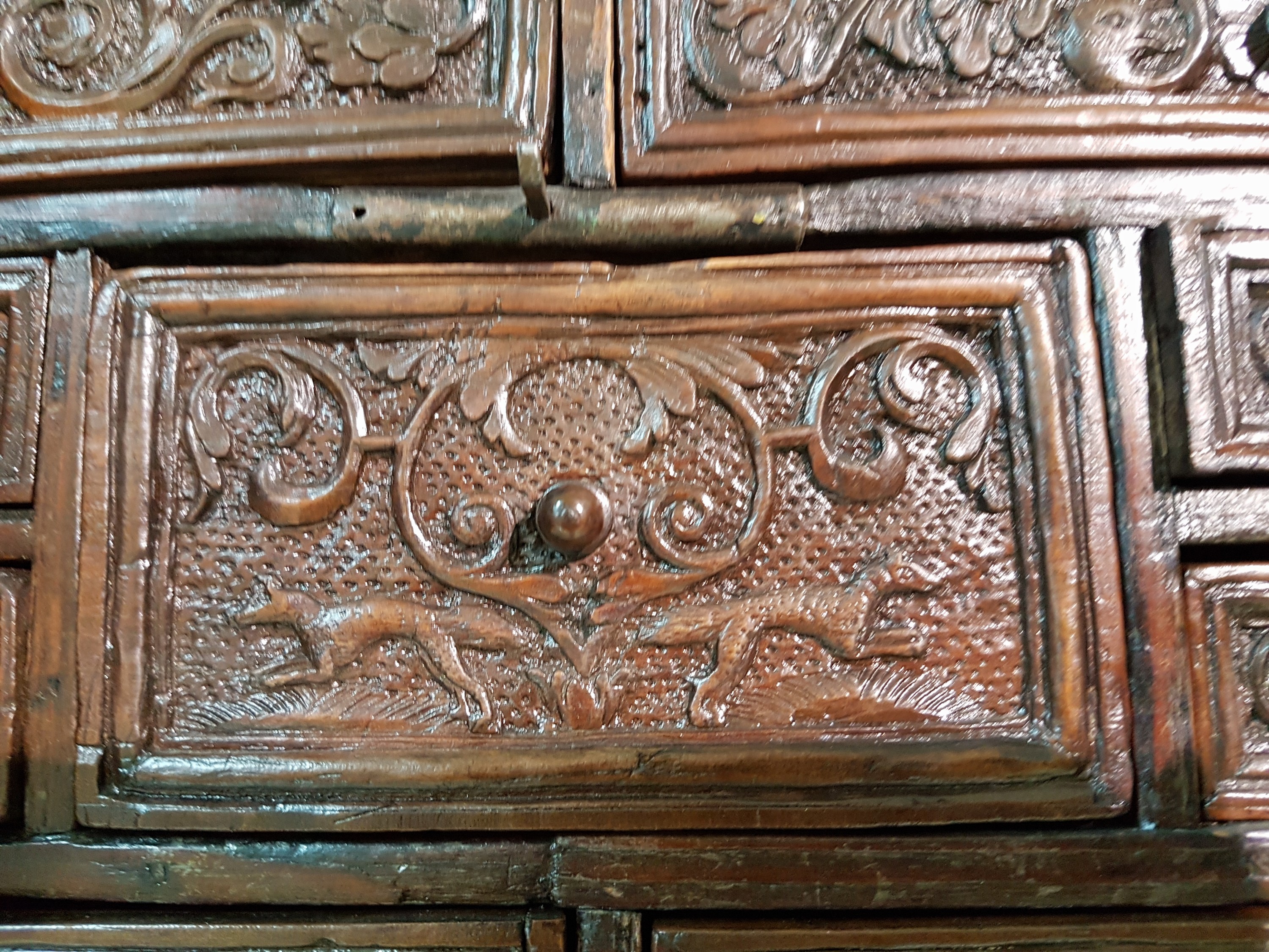 Detail h: Kabinett mit Jagdthemen bzw. Großwildtieren, Barock, 17./18. Jh., Obstholz gebeizt, reich beschnitzt, Darstellung von Vögeln, Hirschen, Dromedar, ...