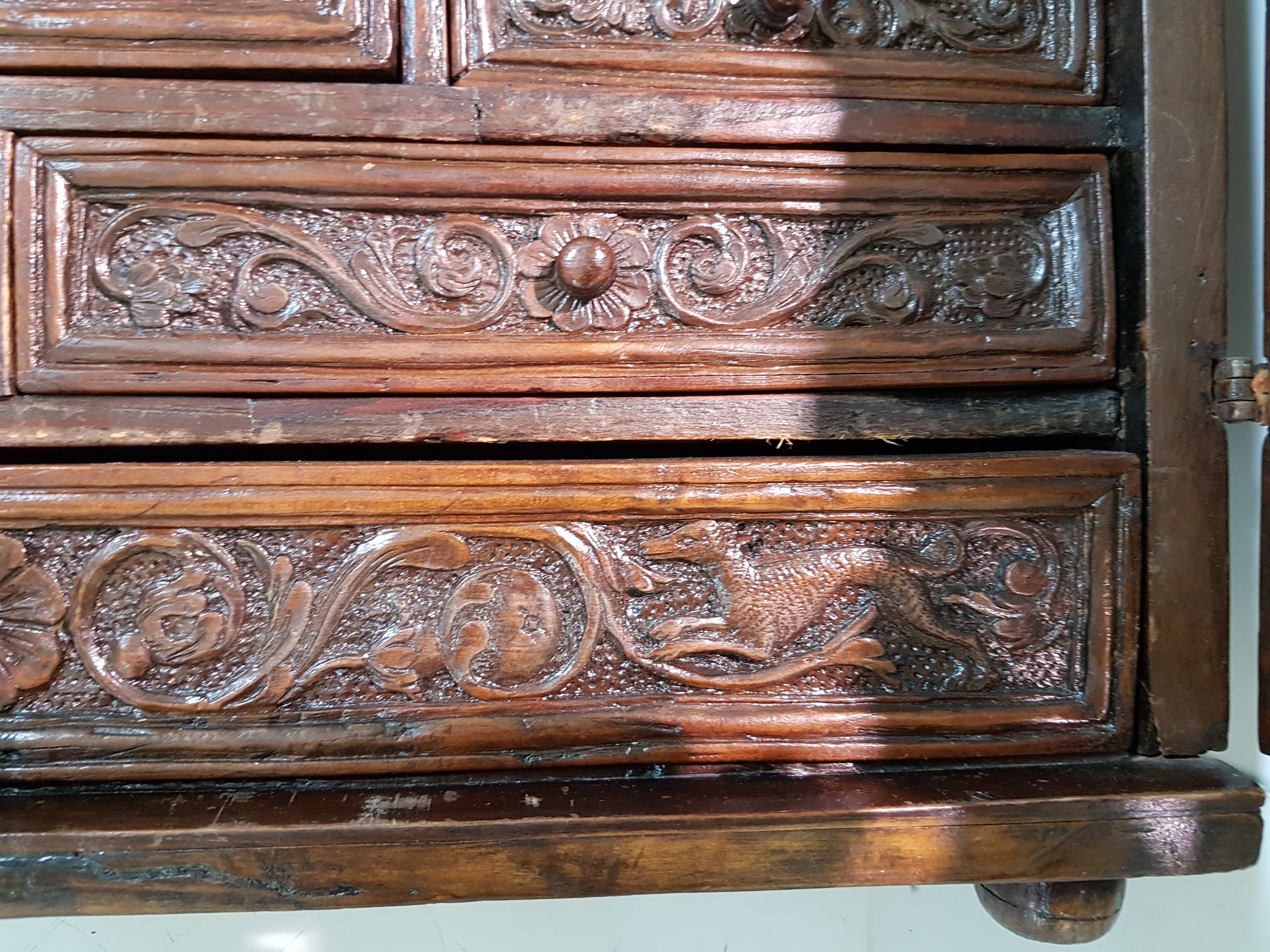 Detail i: Kabinett mit Jagdthemen bzw. Großwildtieren, Barock, 17./18. Jh., Obstholz gebeizt, reich beschnitzt, Darstellung von Vögeln, Hirschen, Dromedar, ...