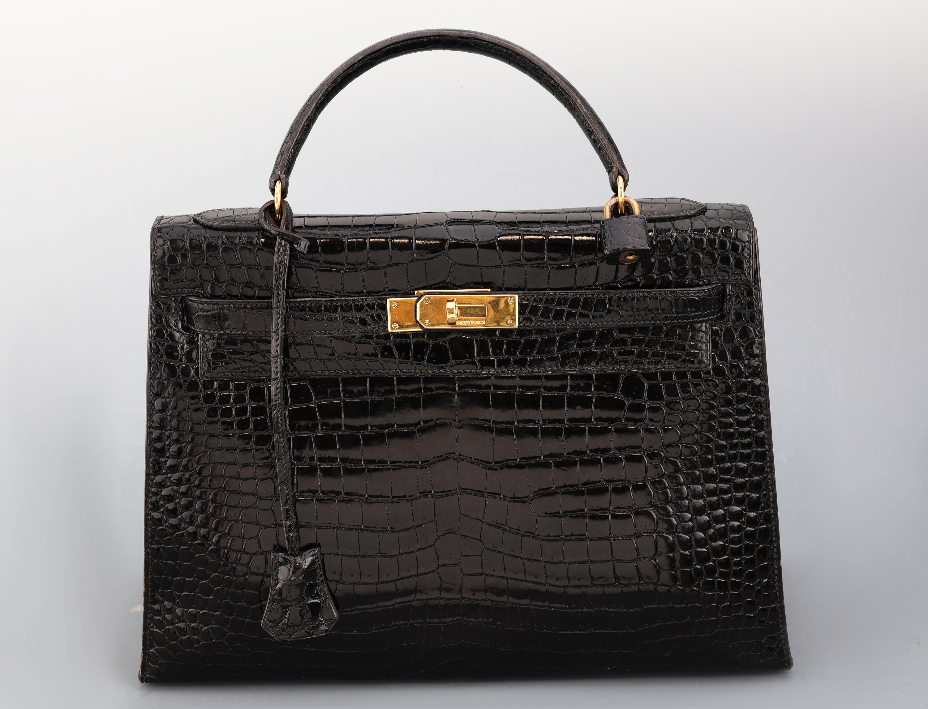 Detail a: HERMES Kelly Bag 32, Shiny Porosus Crocodile in Schwarz, 1978, Innenausstattung in feinem schwarzen Ziegenleder, Gold-Hardware, orig. Schloss mit ...