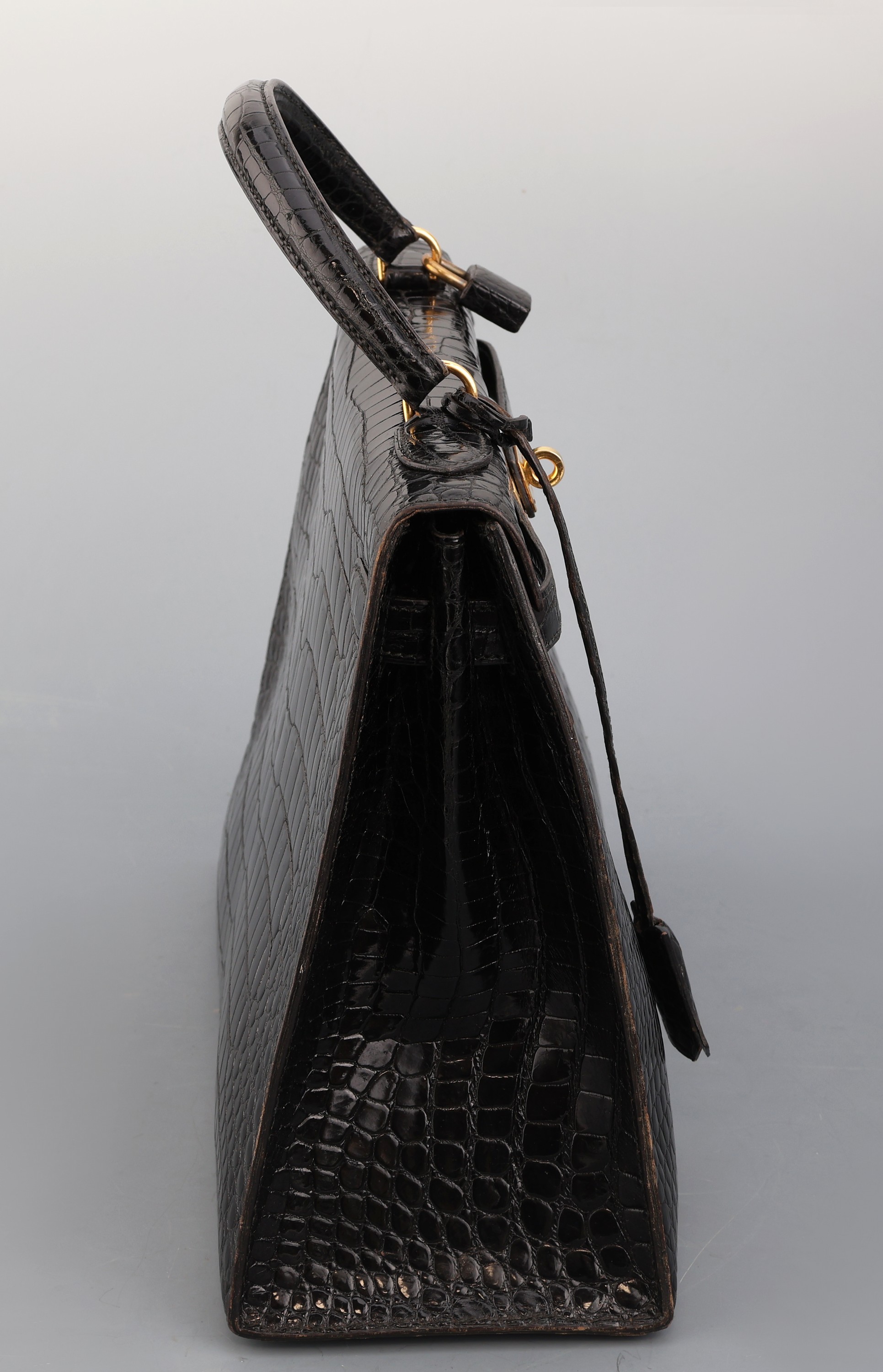 Detail b: HERMES Kelly Bag 32, Shiny Porosus Crocodile in Schwarz, 1978, Innenausstattung in feinem schwarzen Ziegenleder, Gold-Hardware, orig. Schloss mit ...