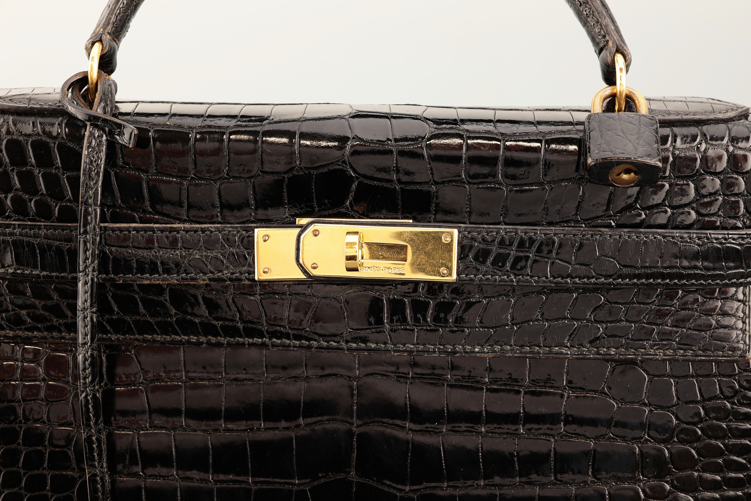 Detail c: HERMES Kelly Bag 32, Shiny Porosus Crocodile in Schwarz, 1978, Innenausstattung in feinem schwarzen Ziegenleder, Gold-Hardware, orig. Schloss mit ...