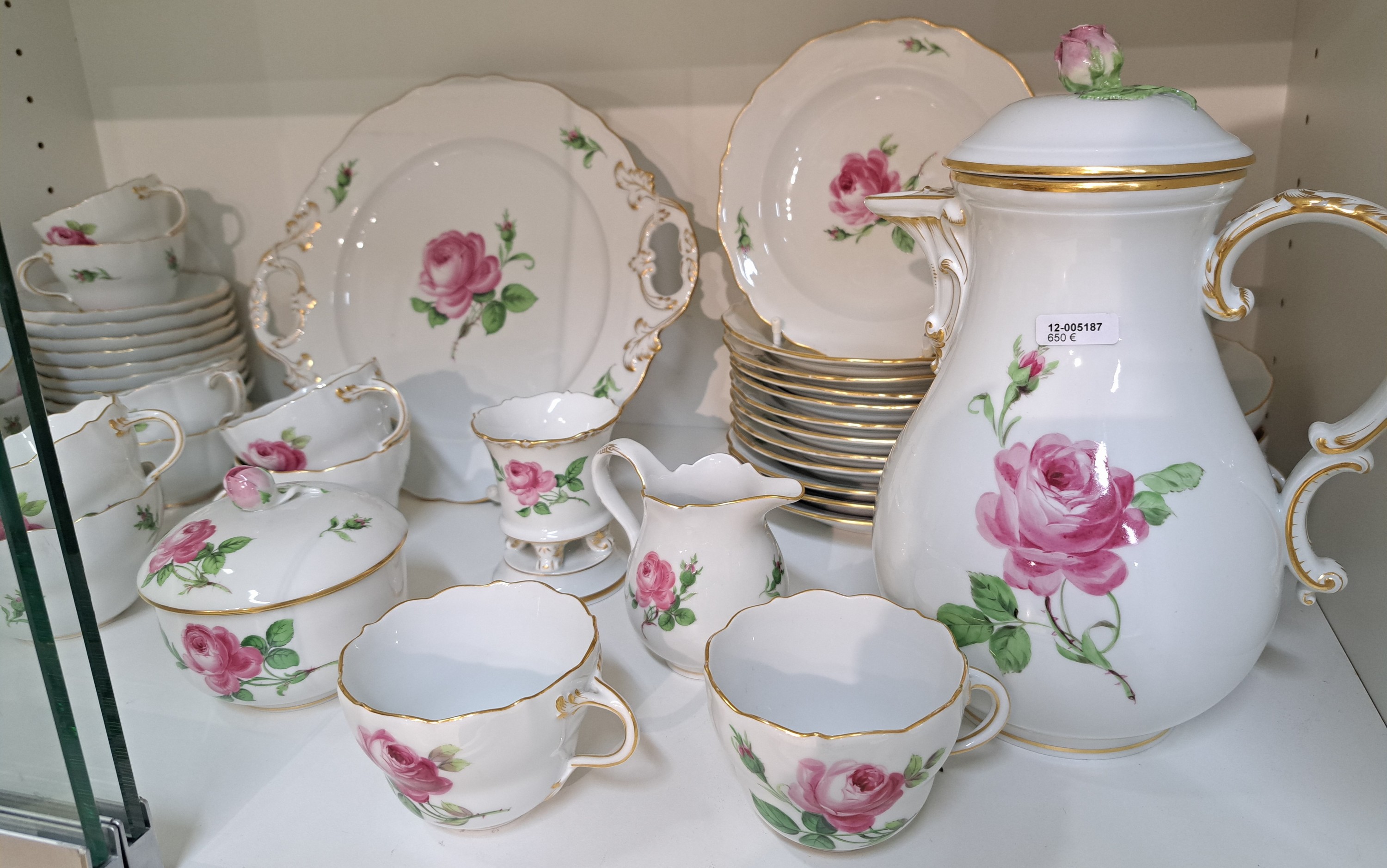 Detail a: Kaffeeservice für 12 Personen, Meissen, Dekor Rote Rose, Porzellan, Goldrand, Kaffeekanne, Zuckerdose und Milchkanne, 12 Tassen (2x 2. Wahl) mit UT, ...